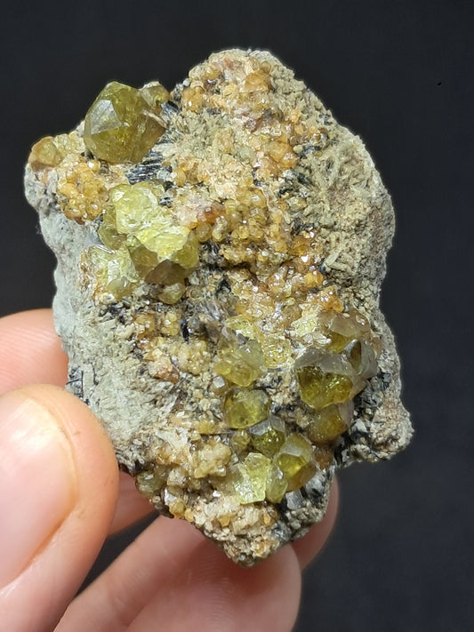 Cúmulo de granate verde en matriz (México) | Cristal en bruto | Ejemplar mineral n.° GR17