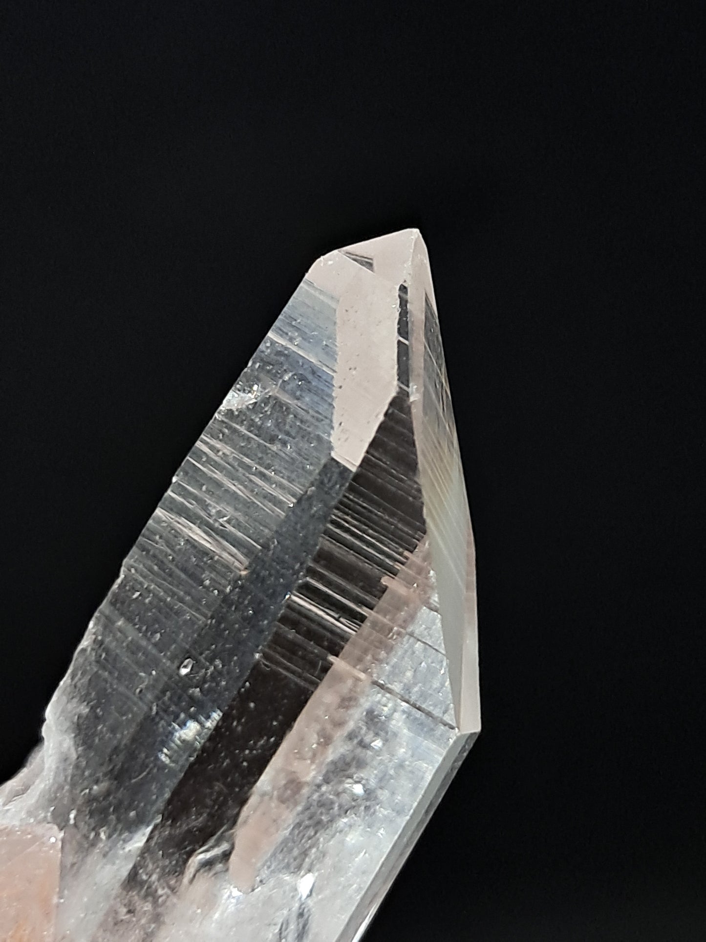 Cristal prismático de cuarzo transparente (Santander, Colombia) Punta natural | Ejemplar mineral n.° COQ24