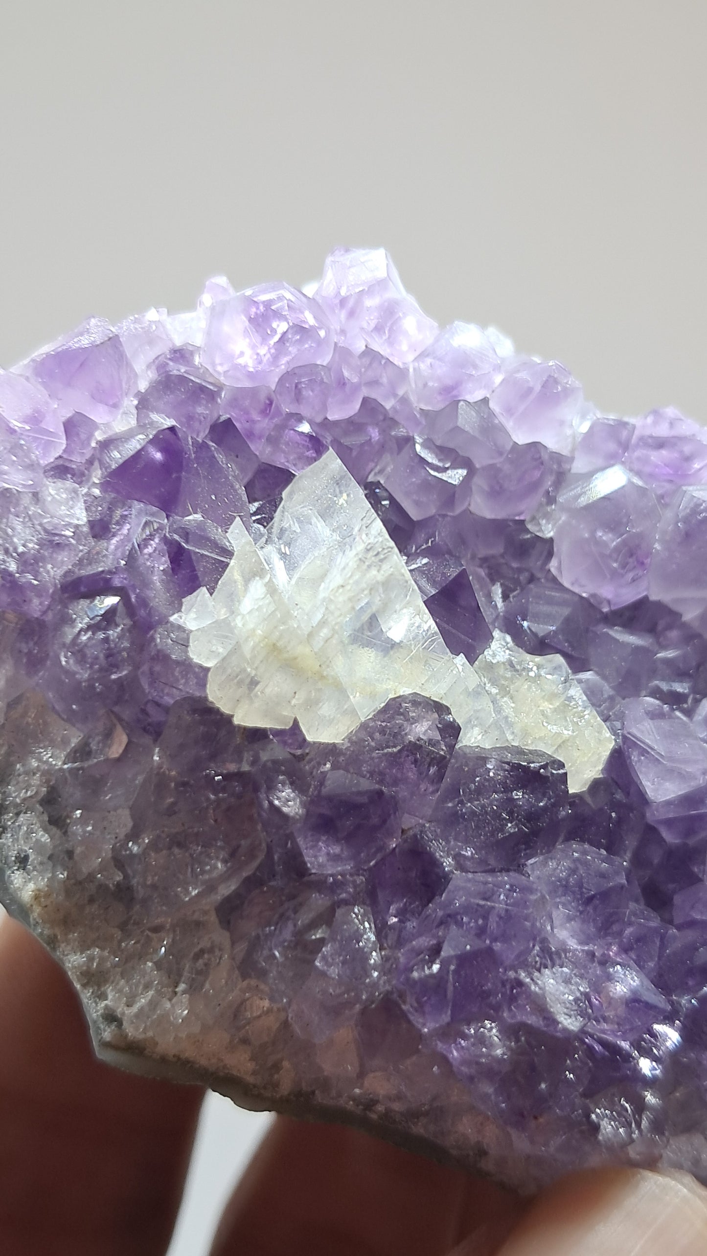 Amatista púrpura intenso con calcita reactiva a los rayos UV (Brasil) | Clúster natural | Muestra de mineral #AMB4