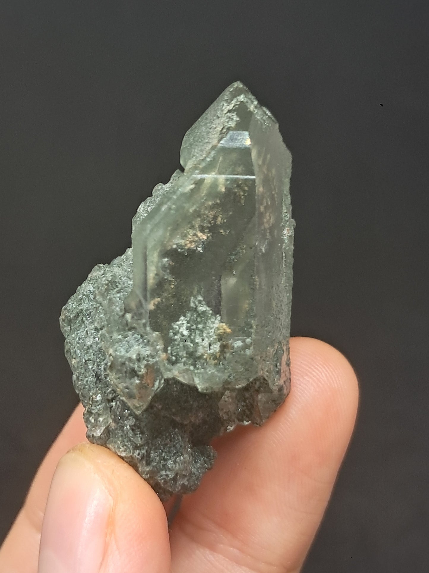 Punta de Cuarzo Clorita sobre Drusa de Cuarzo con Hematita (piedra natural no preciosa) #CQ6