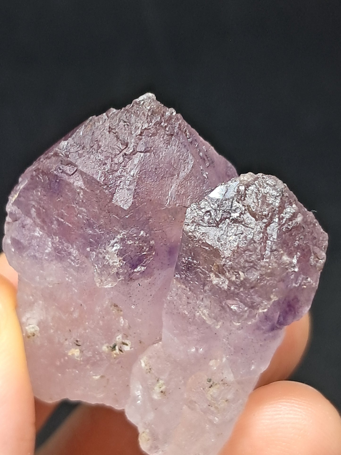 Punta de cristal de amatista grabada con cetro maclado (Karur) | Piedra natural | Ejemplar mineral n.° KA91