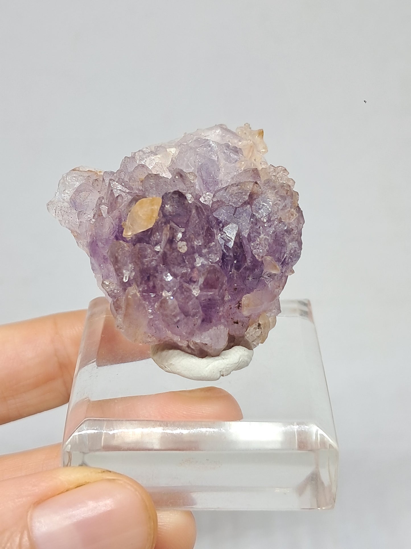 Amatista en forma de cetro con calcita reactiva a los rayos UV (Karur) | Cristal en bruto | Piedra natural | Ejemplar mineral n.° KA131