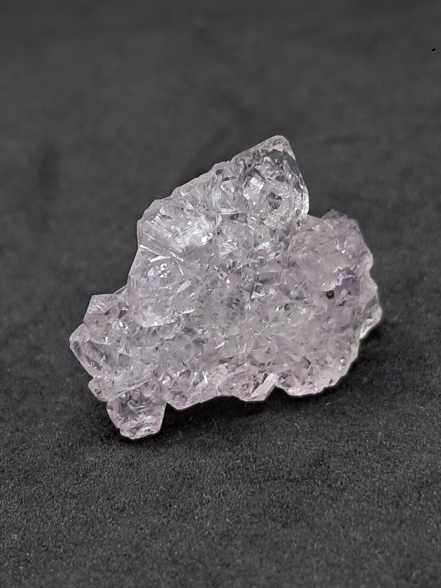 Amatista en racimo (Karur) Cristal de cuarzo lavanda brillante | Piedra natural | Ejemplar mineral n.° KA79