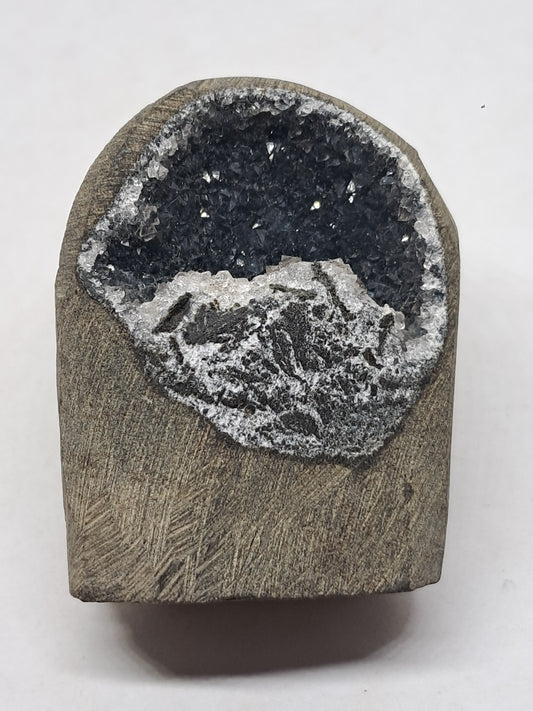 Calcedonia negra en geoda de basalto (Nashik) | Cristal natural | Ejemplar mineral n.° BC21