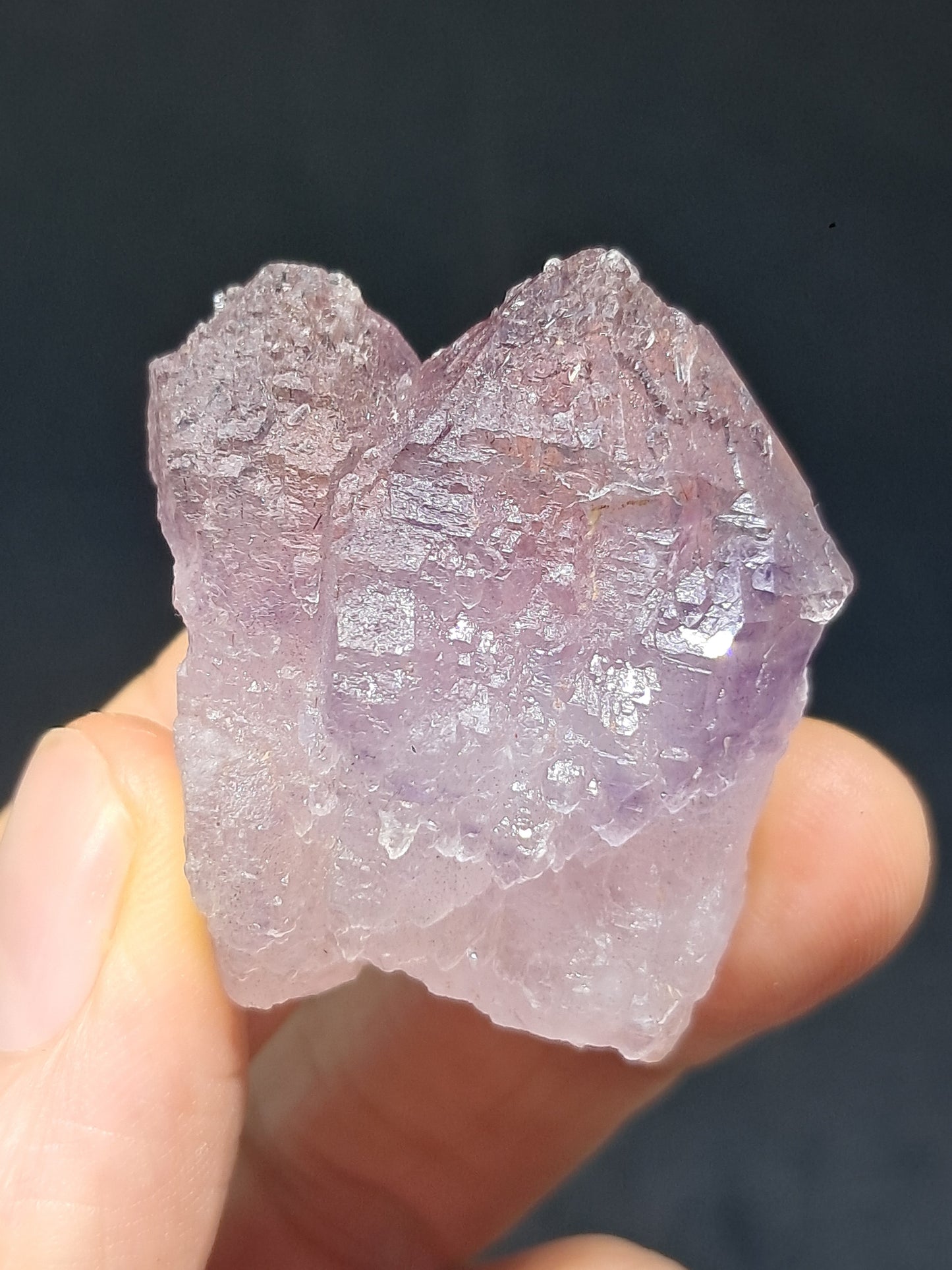 Punta de cristal de amatista grabada con cetro maclado (Karur) | Piedra natural | Ejemplar mineral n.° KA91