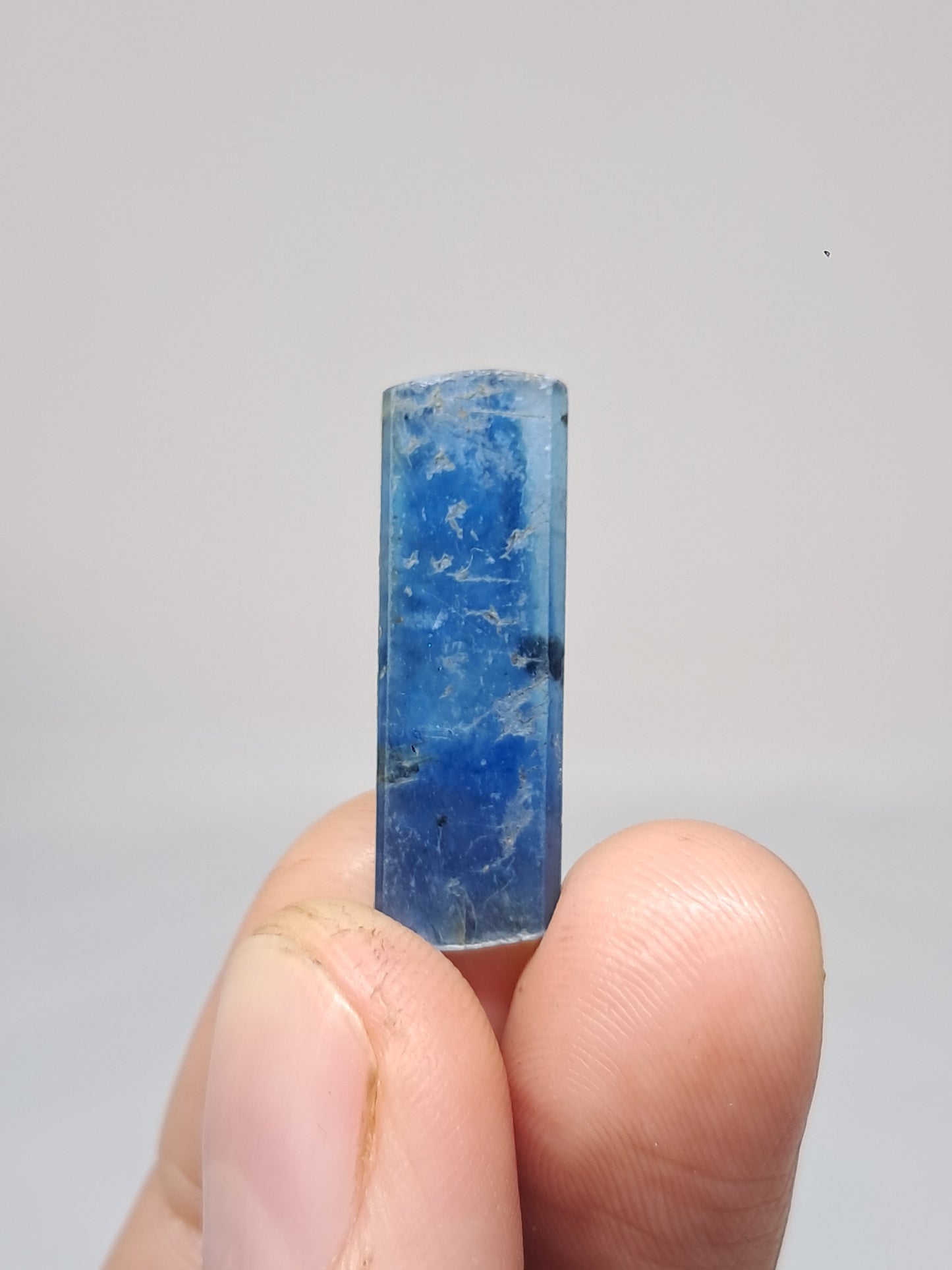 Cianita azul (Nepal) Cristal natural pulido n.° KY15