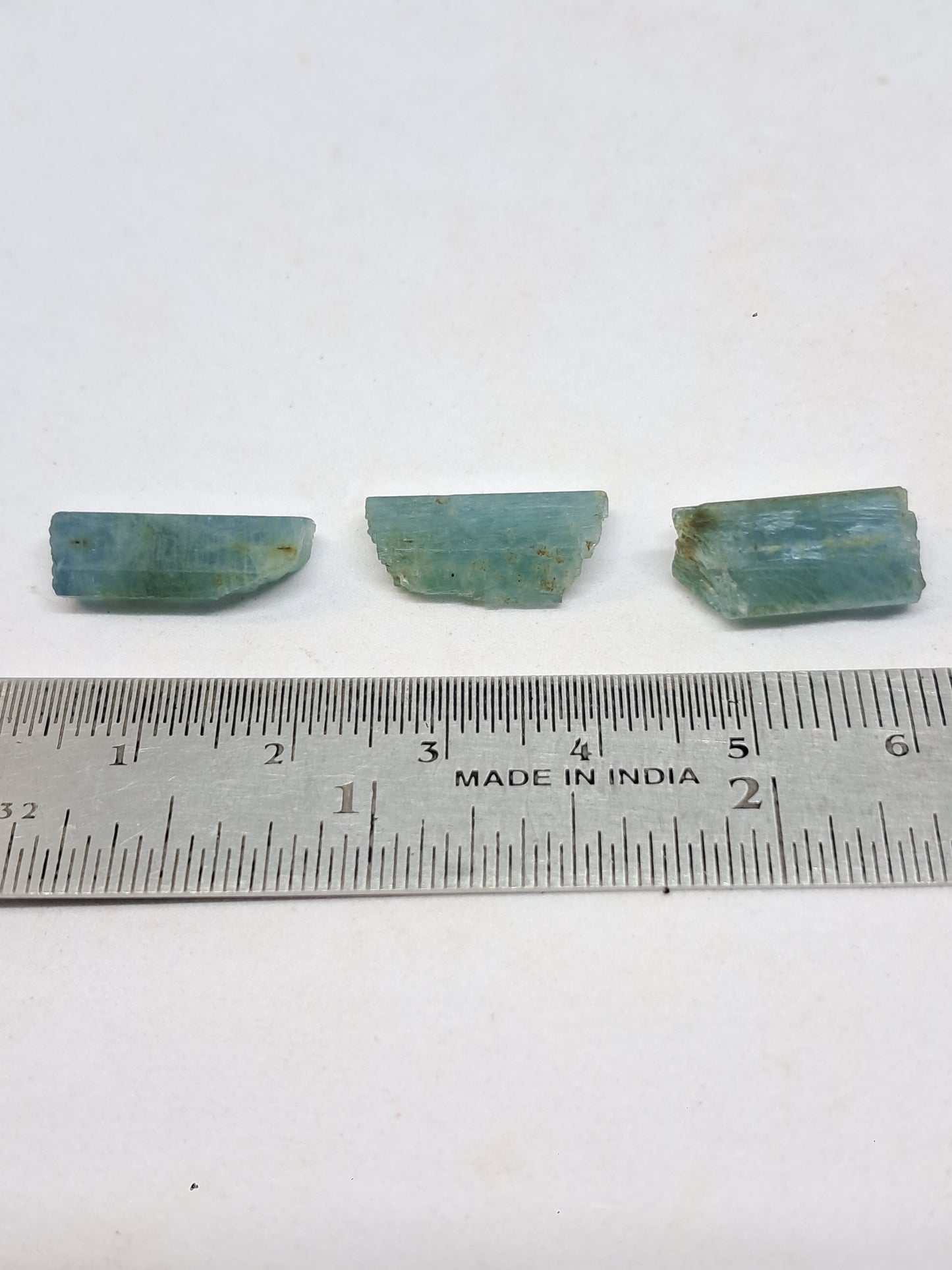 Conjunto de 3 Aguamarinas (Karur) Cristales Hexagonales en Bruto | Ejemplar Mineral n.° AQM26