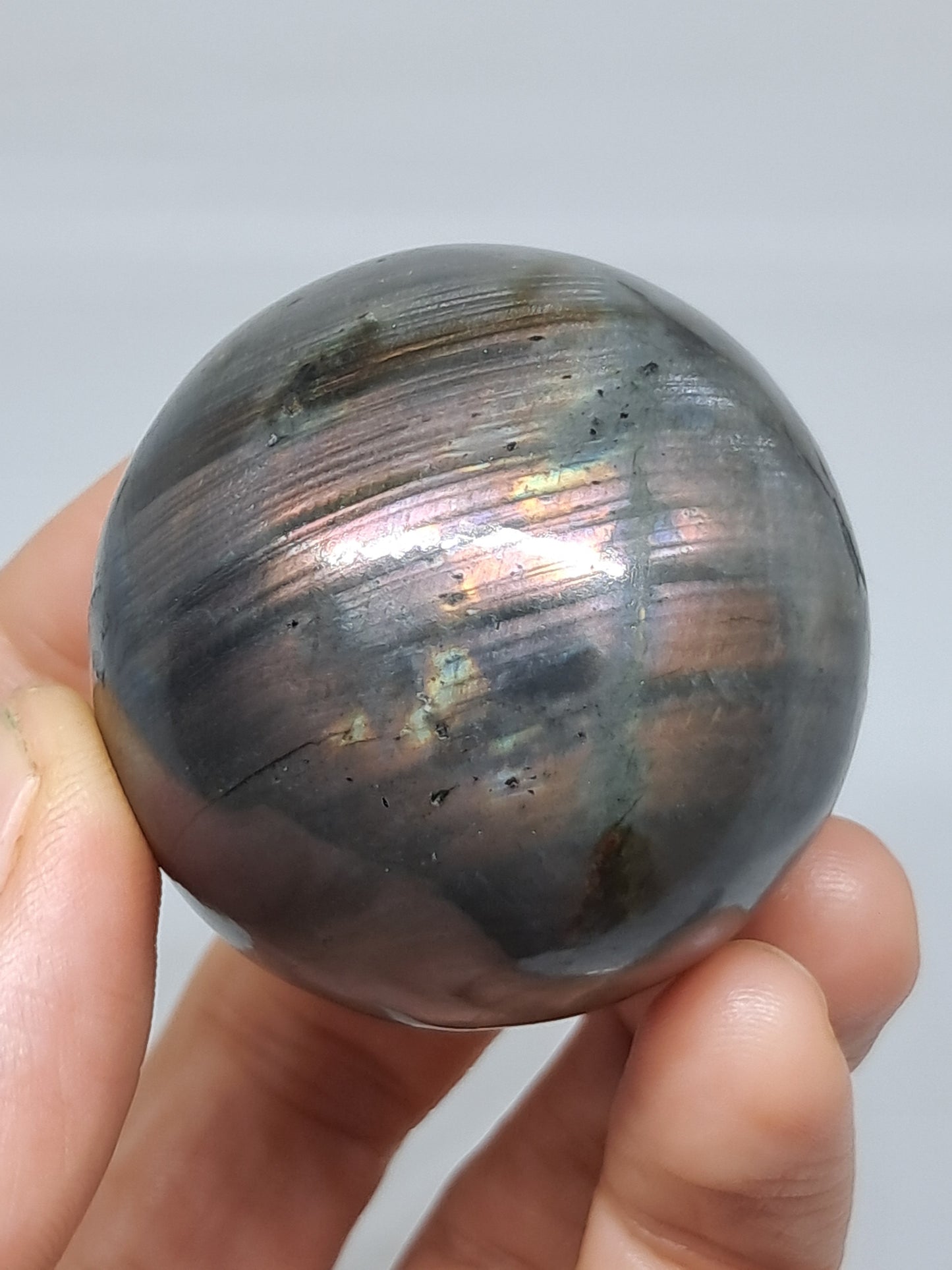 Esfera de labradorita (Madagascar) | Destellos rosas y morados | Piedra pulida #LB10