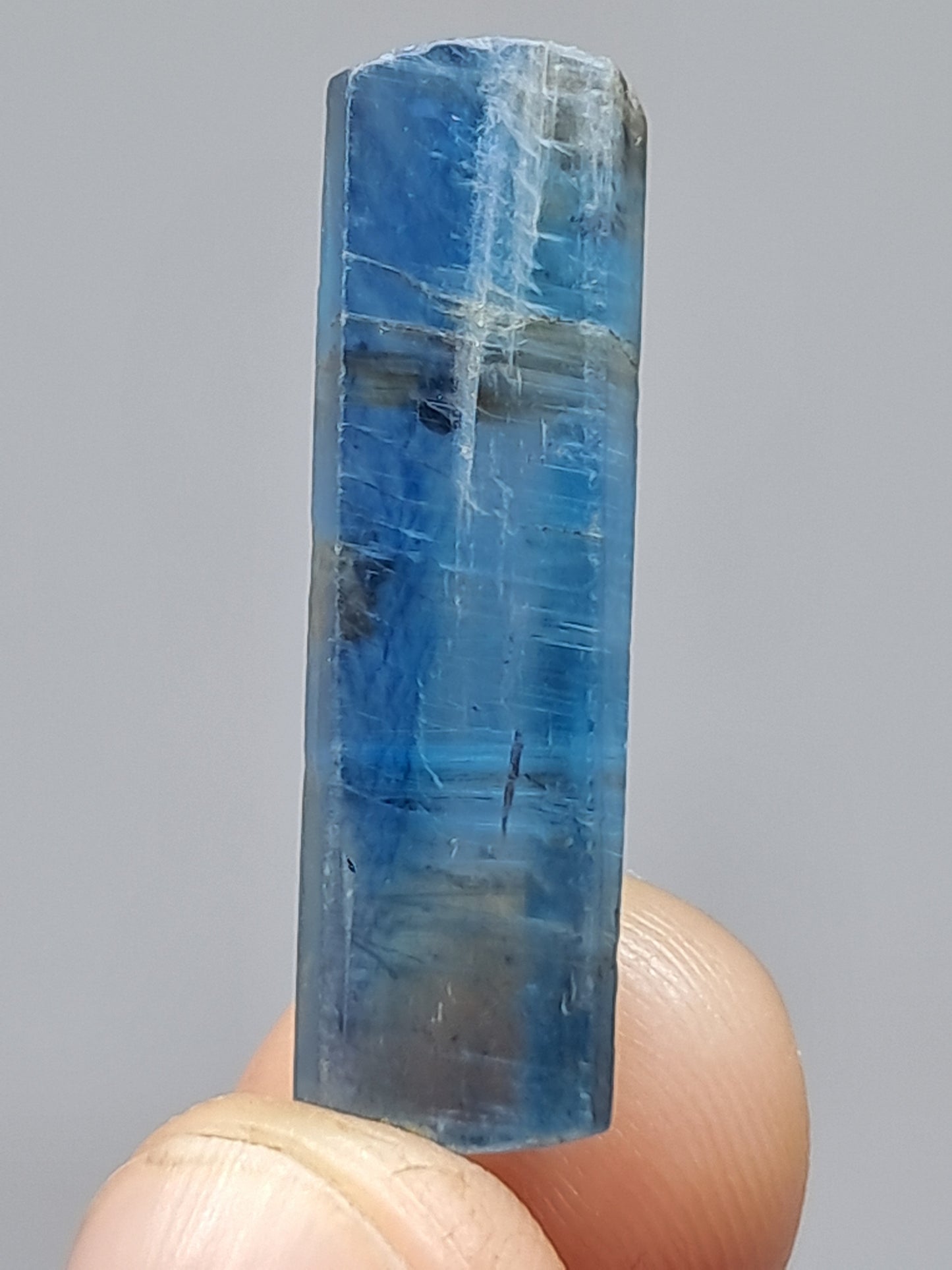 Cianita azul (Nepal) Cristal natural pulido n.° KY14