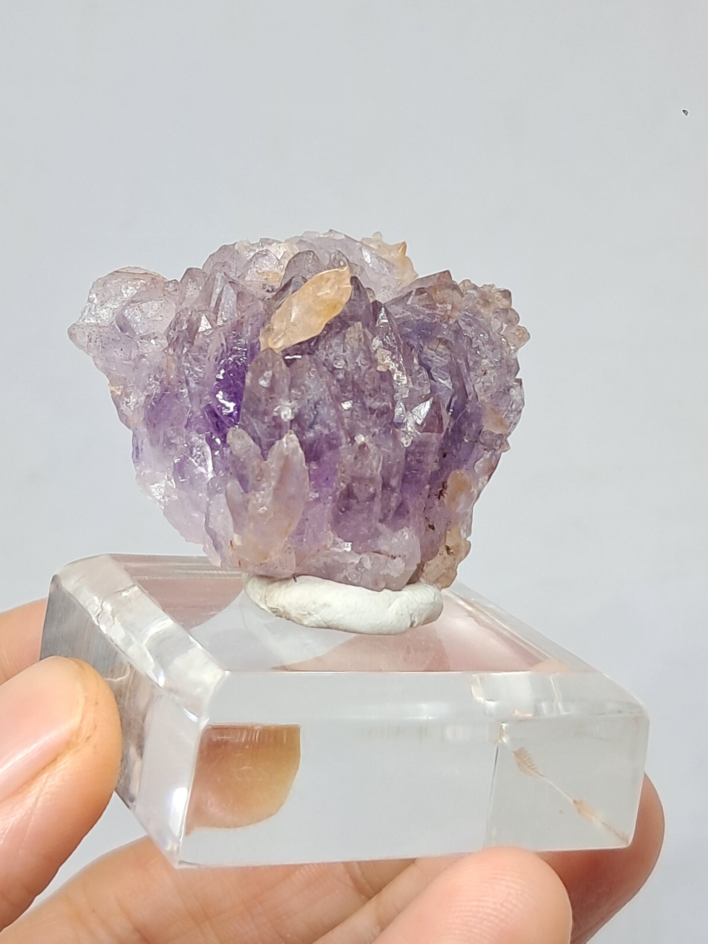 Amatista en forma de cetro con calcita reactiva a los rayos UV (Karur) | Cristal en bruto | Piedra natural | Ejemplar mineral n.° KA131