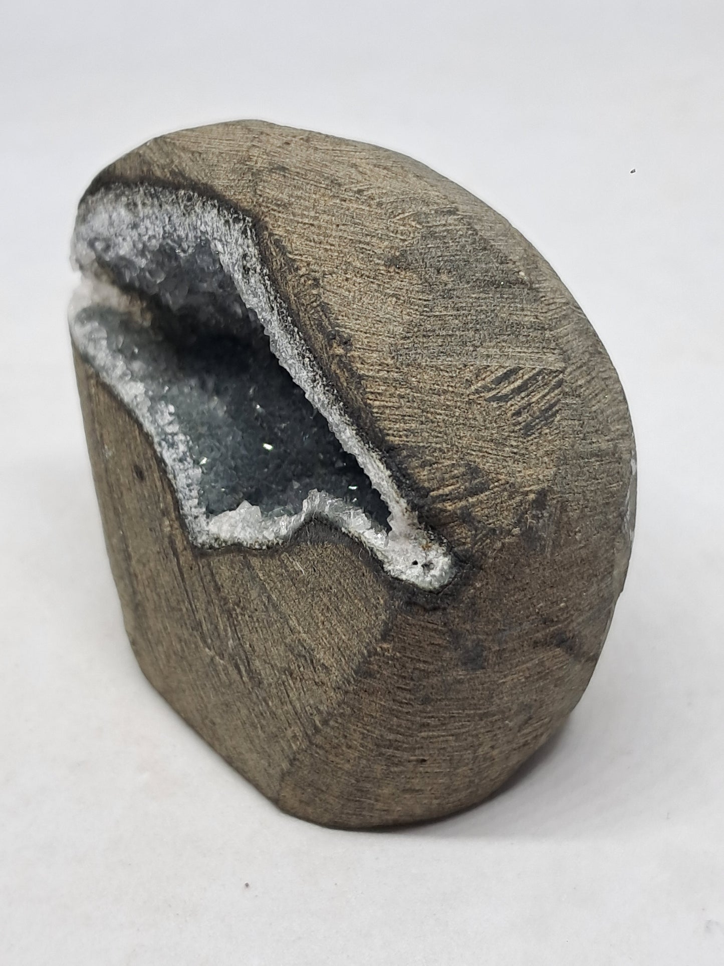 Calcedonia negra en geoda de basalto (Nashik) | Cristal natural | Ejemplar mineral n.° BC22