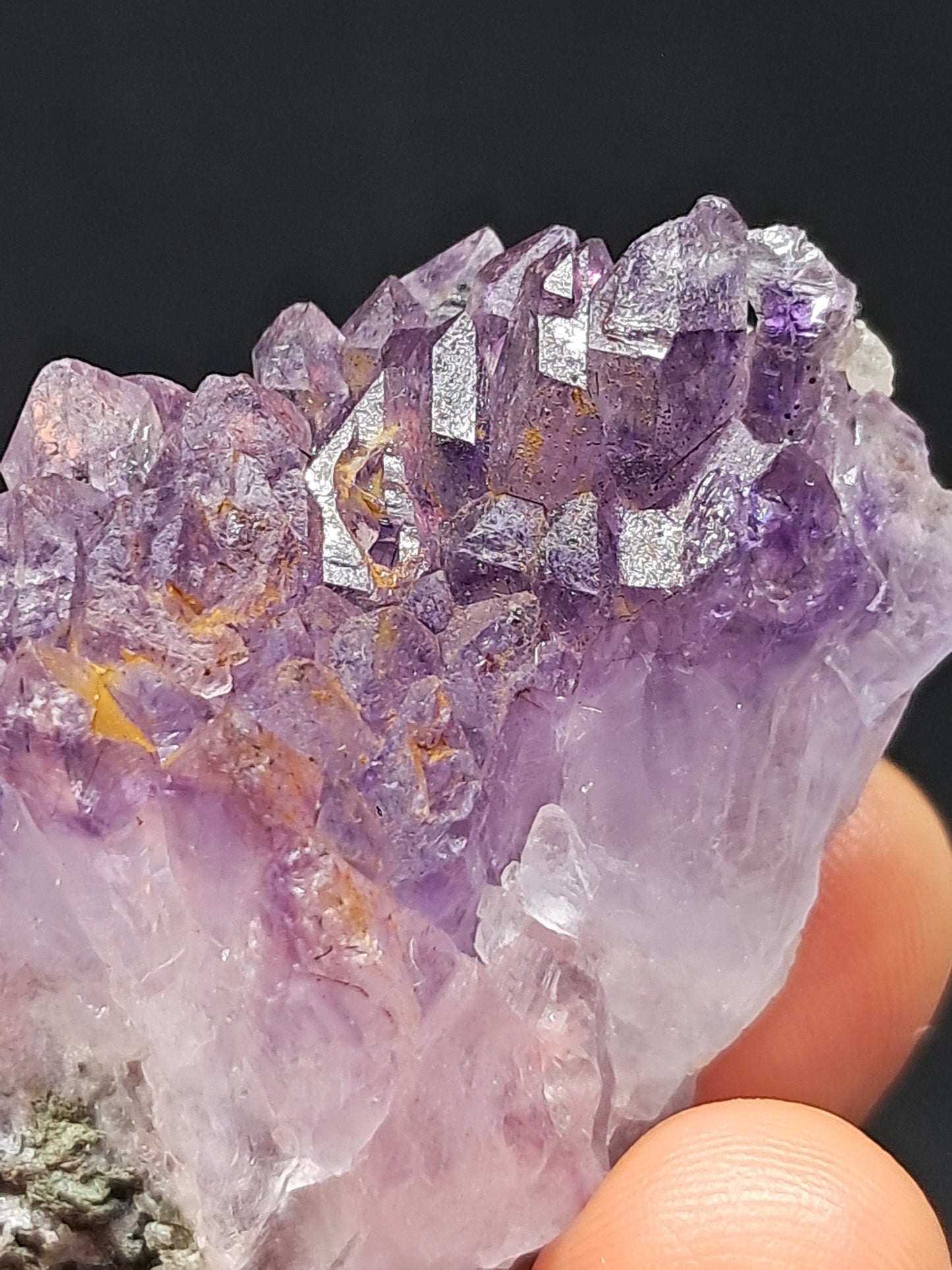 Amatista en racimo con cristal de hematita (karur) y cuarzo morado | Piedra natural | Ejemplar mineral n.° KA89