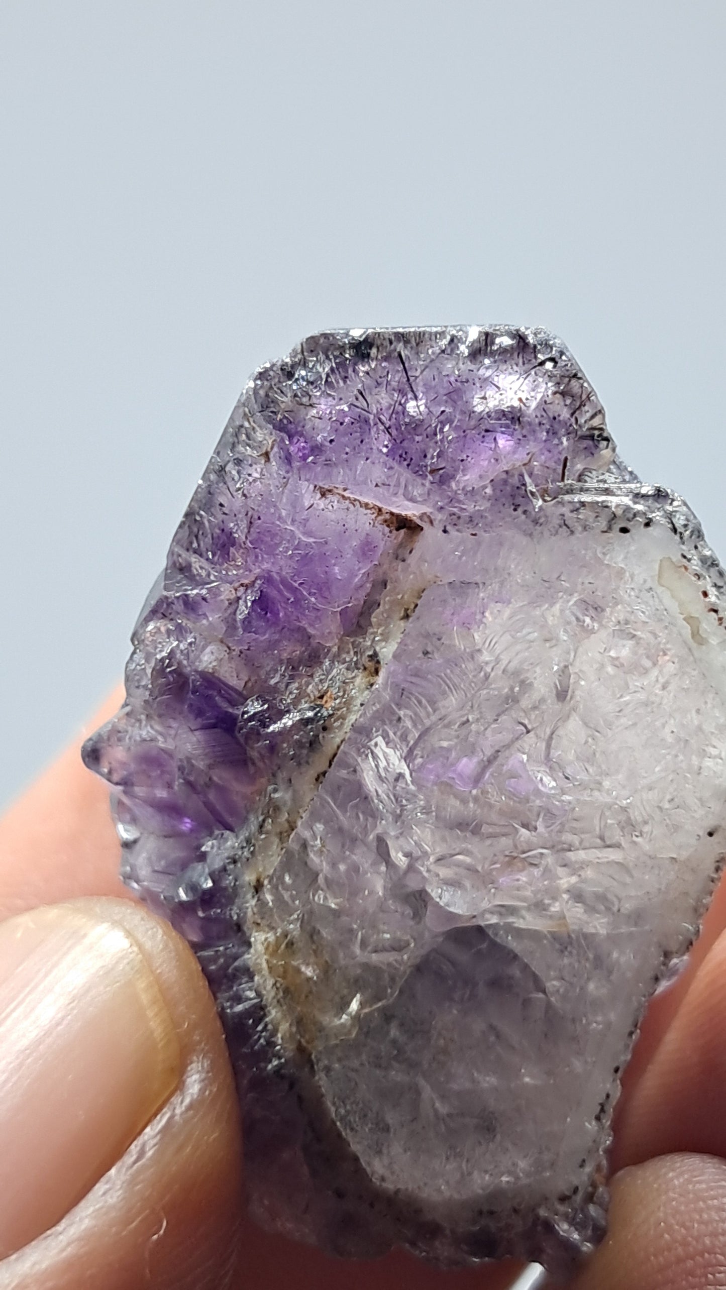 Amatista Elestial Morado Oscuro | Inclusiones de Hematita Goethita Rutilo | Cristal Natural | Espécimen Mineral #KA202