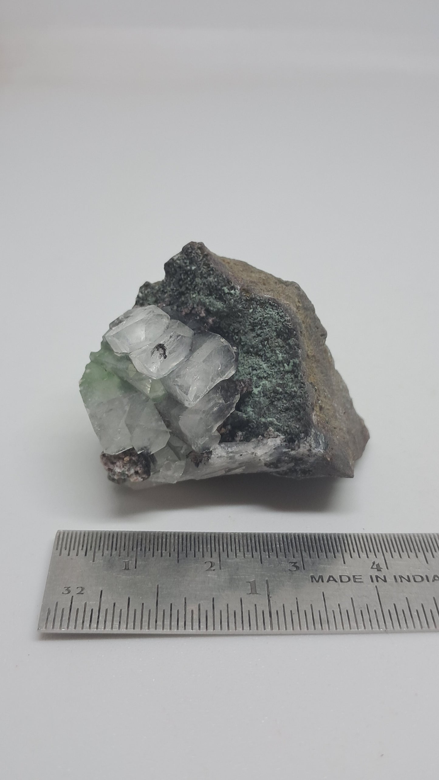 Apofilita Verde (Fluorapofilita) en Matriz (Ajanta) Cristal Natural | Muestra Mineral #GA21