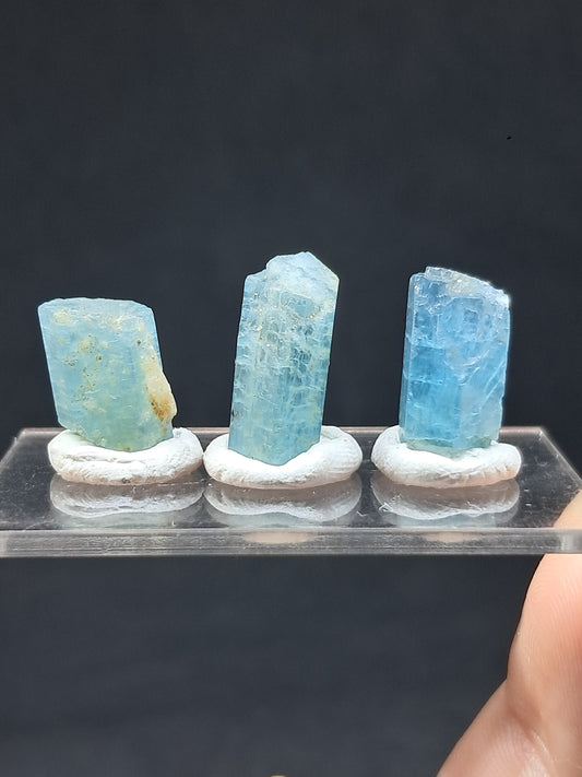 Conjunto de 3 Aguamarinas (Karur) Cristales Hexagonales en Bruto | Ejemplar Mineral n.° AQM28