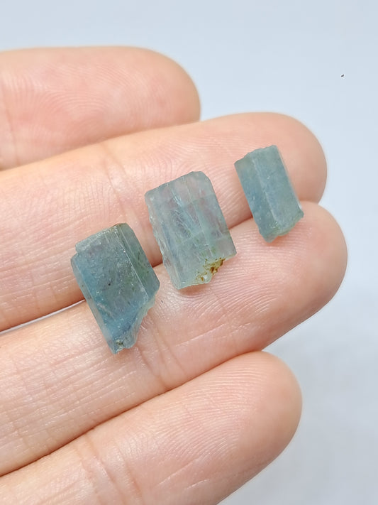 Conjunto de 3 cristales hexagonales de aguamarina (Karur) en bruto | Ejemplar mineral n.° AQM33