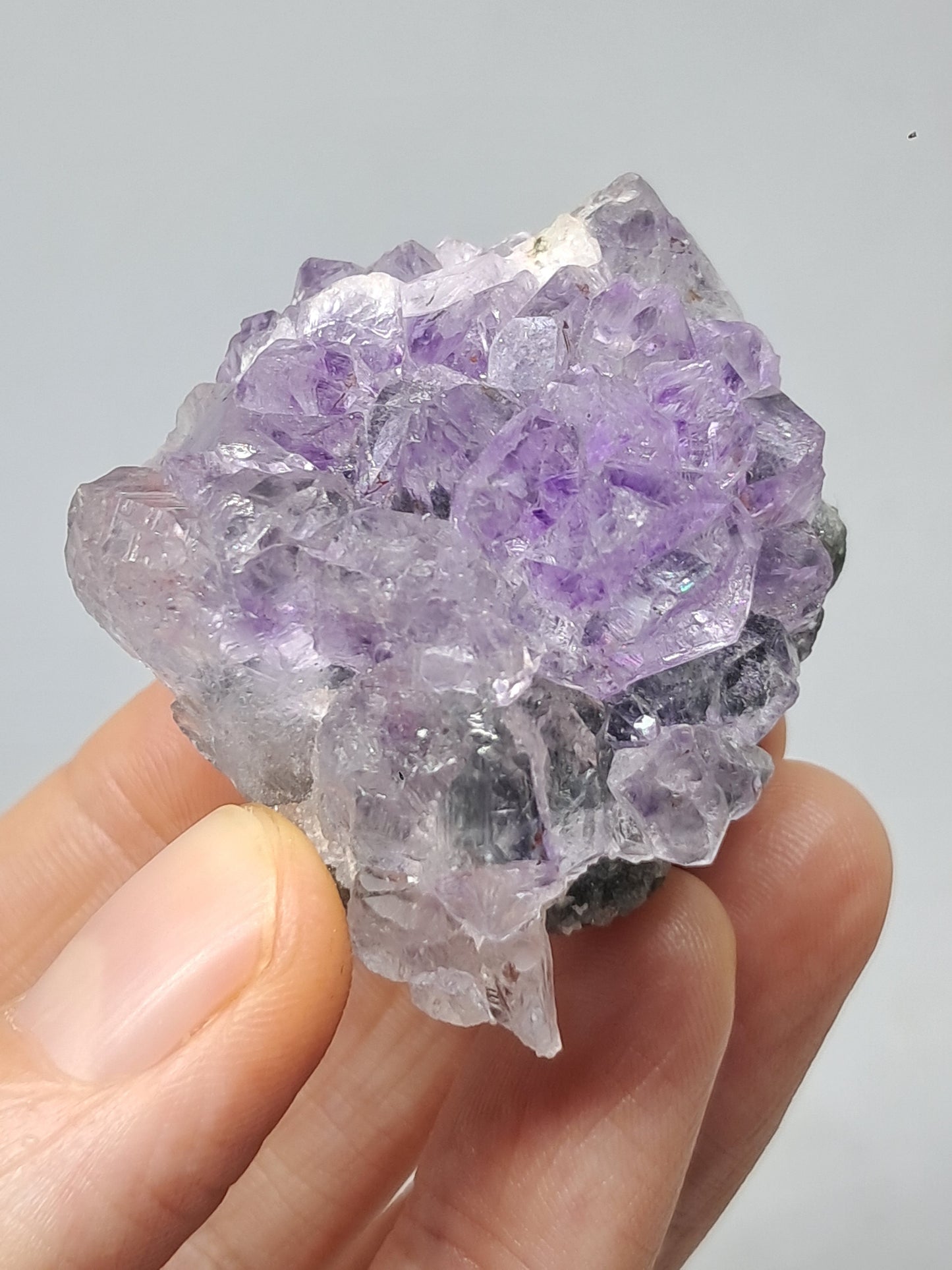 Amatista Elestial sobre matriz de hematita, goethita y calcedonia (Karur) | Cúmulo de cristales | Piedra natural | Ejemplar mineral n.° KA98