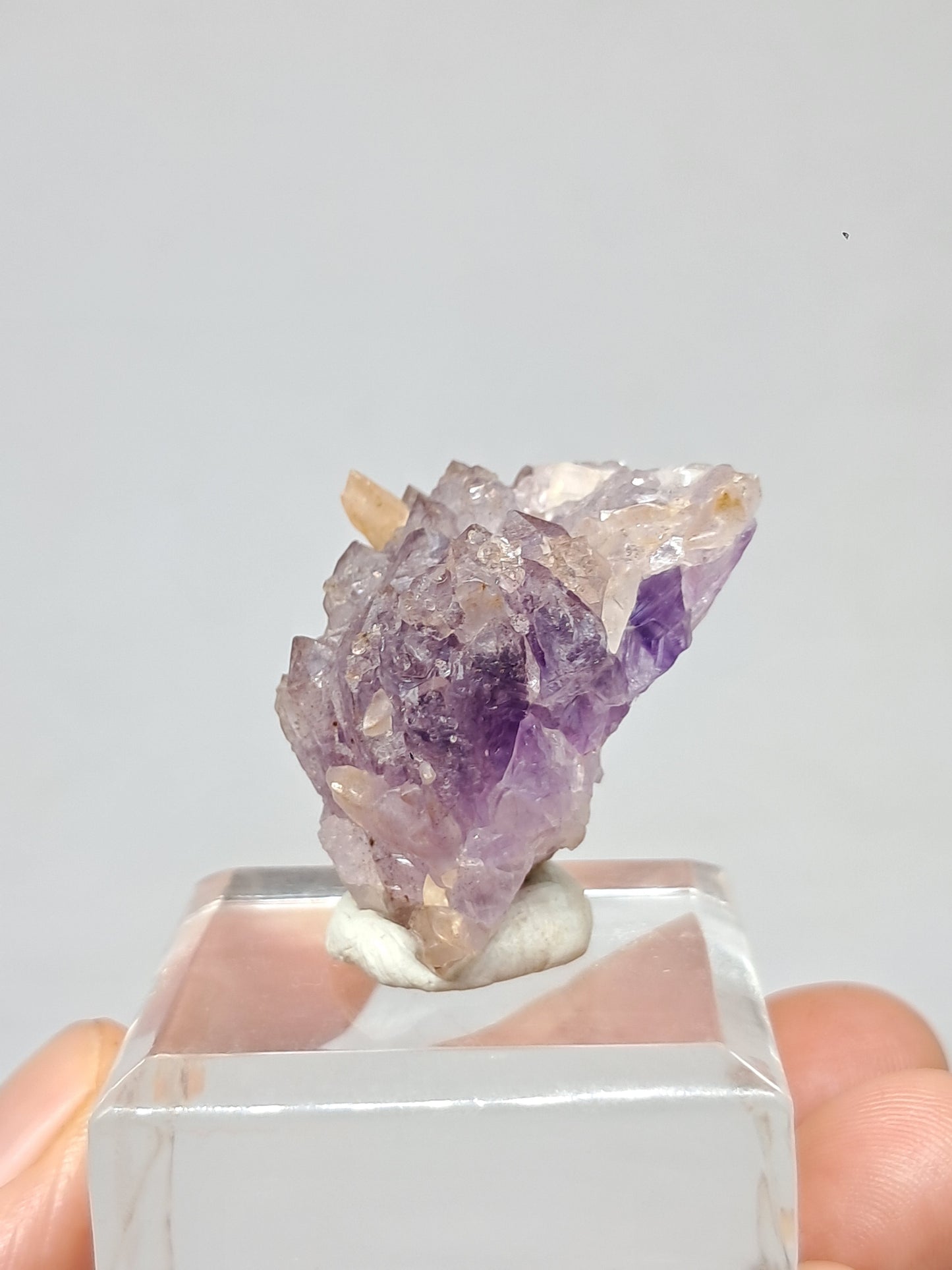 Amatista en forma de cetro con calcita reactiva a los rayos UV (Karur) | Cristal en bruto | Piedra natural | Ejemplar mineral n.° KA131