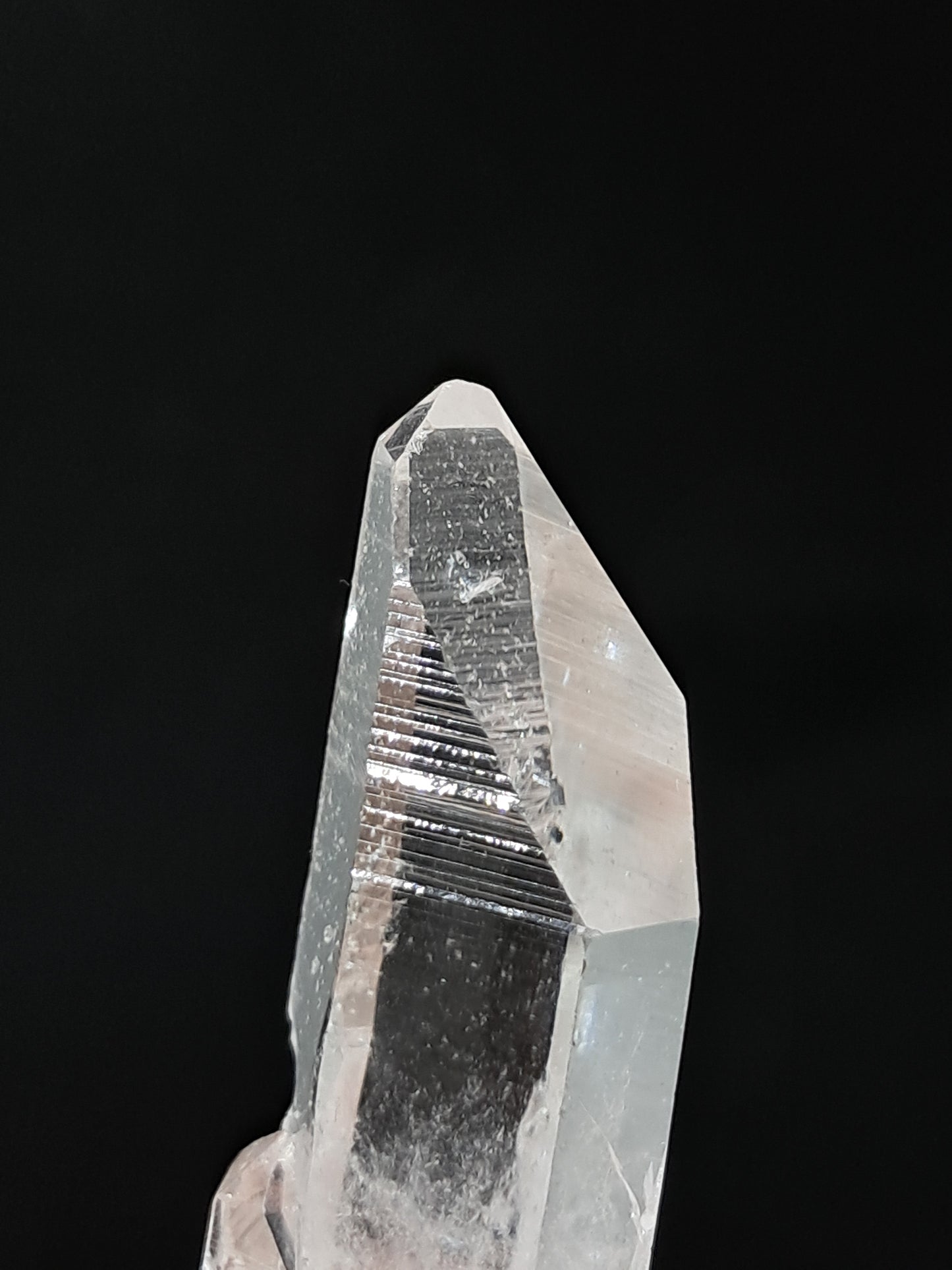 Cristal prismático de cuarzo transparente (Santander, Colombia) Punta natural | Ejemplar mineral n.° COQ24