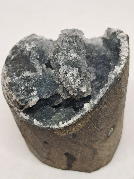 Calcedonia negra en geoda de basalto (Nashik) | Cristal natural | Ejemplar mineral n.° BC15
