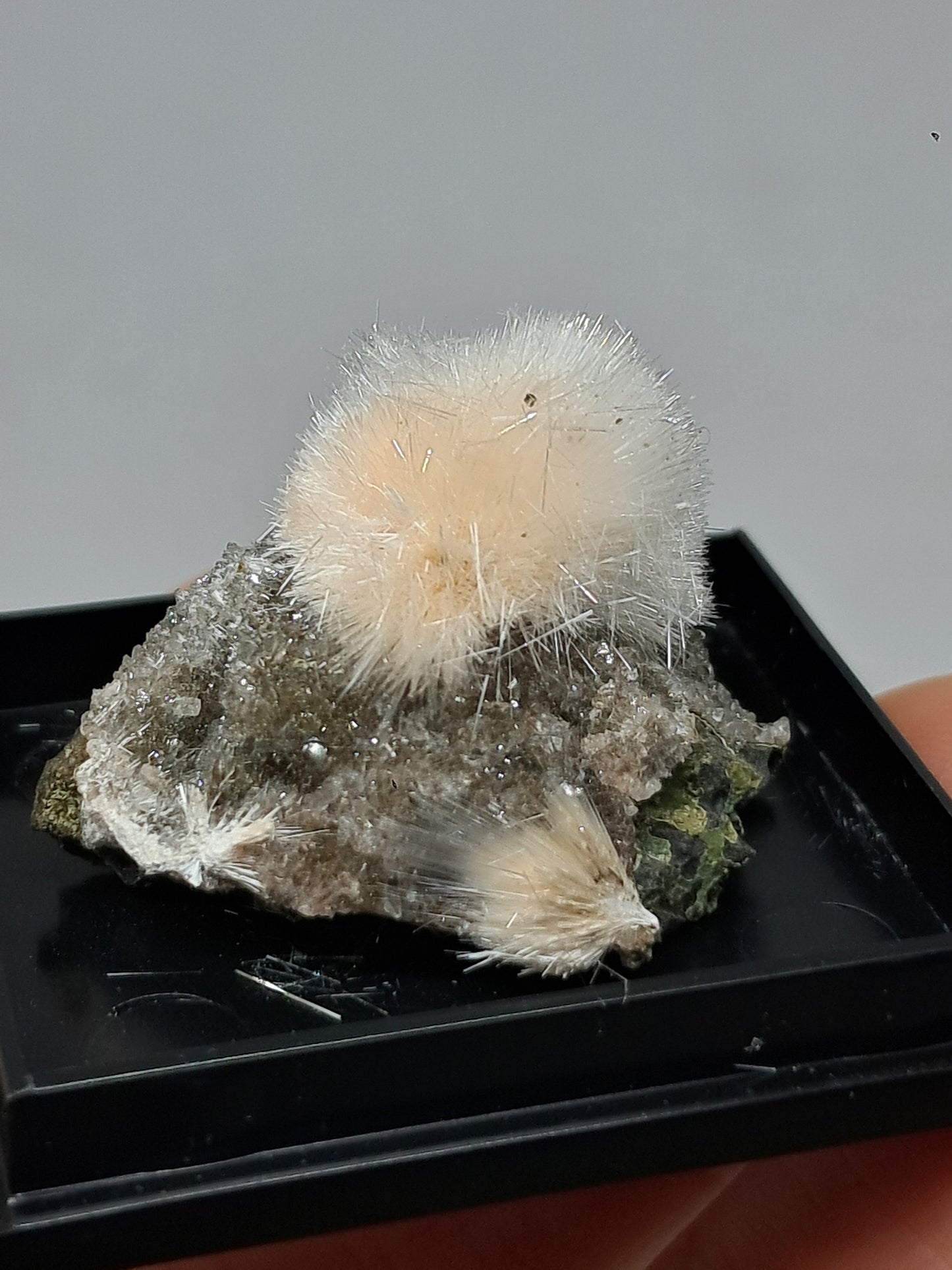 Mesolita color melocotón sobre heulandita (Madhya Pradesh), cristal natural | Ejemplar mineral n.° MS13
