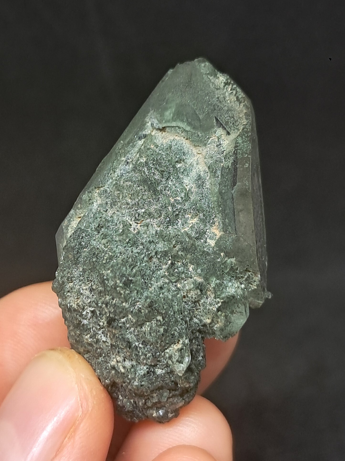 Punta de Cuarzo Clorita sobre Drusa de Cuarzo con Hematita (piedra natural no preciosa) #CQ6