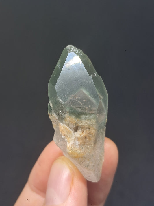 Punta Natural de Cuarzo Clorita Fantasma (Kullu) | Cristal Chamánico de Jardín #CQ65