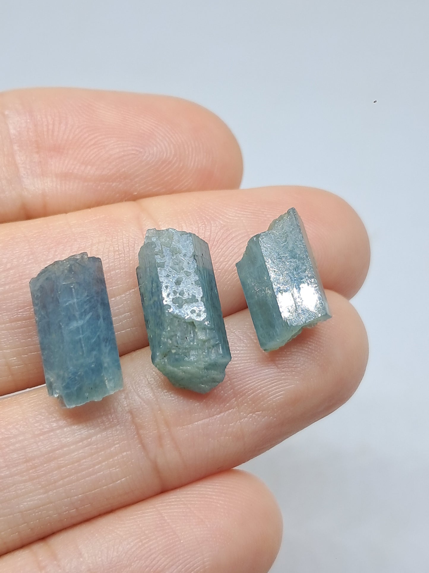 Conjunto de 3 Aguamarinas (Karur) Cristales Hexagonales en Bruto | Ejemplar Mineral n.° AQM28