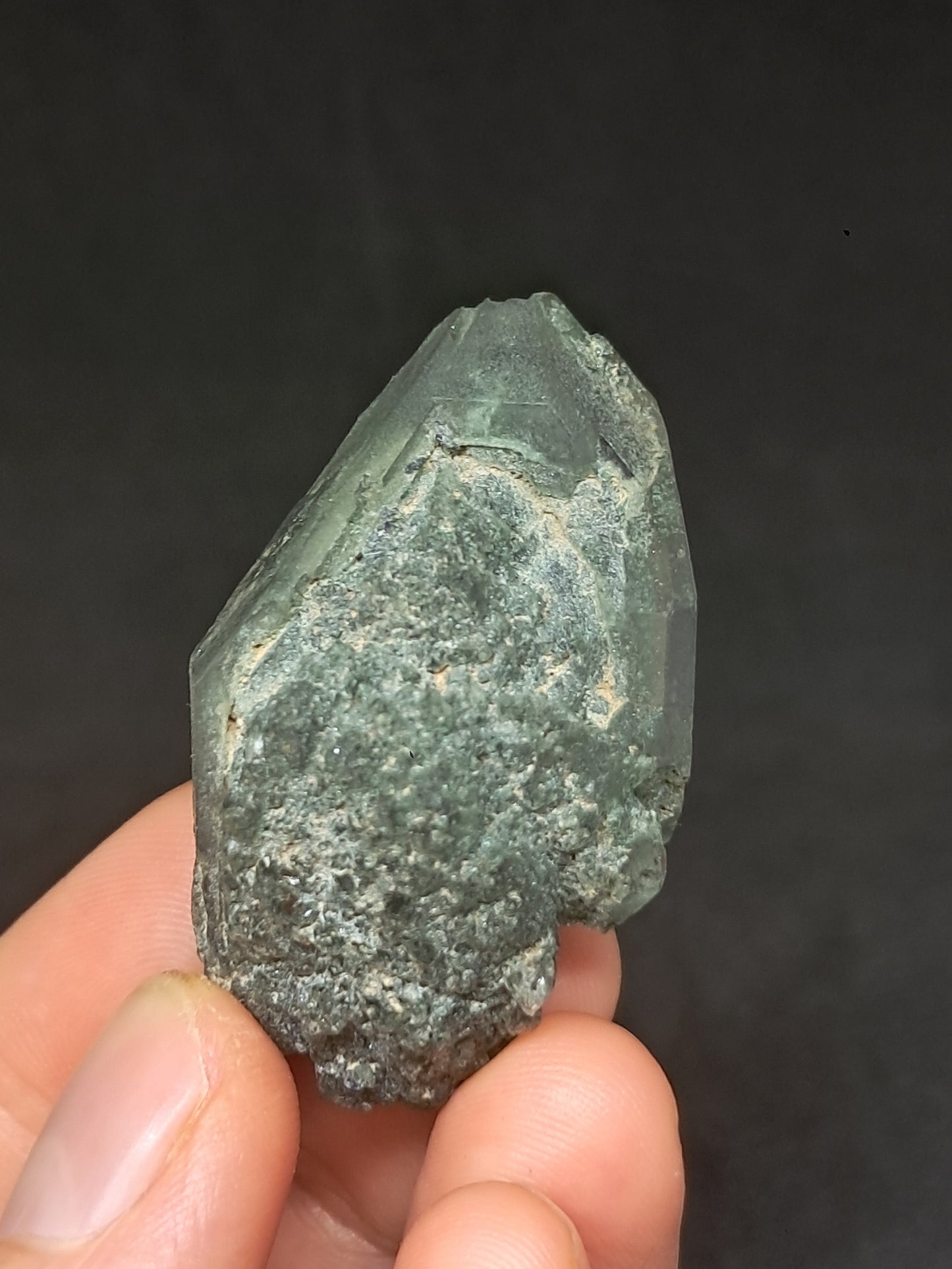 Punta de Cuarzo Clorita sobre Drusa de Cuarzo con Hematita (piedra natural no preciosa) #CQ6