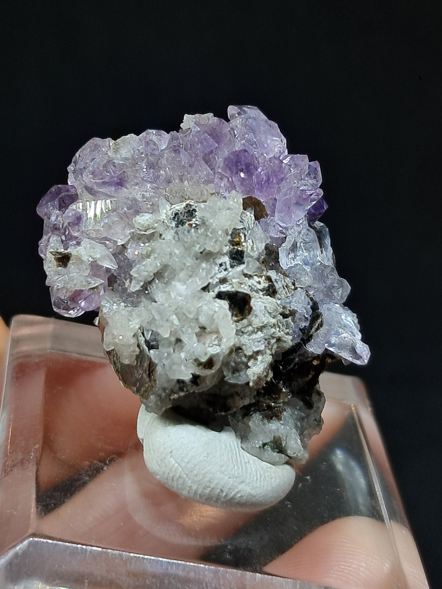 Cúmulo de amatista en matriz de albita y mica (Karur) | Cristal en bruto | Piedra natural | Ejemplar mineral n.° KA107