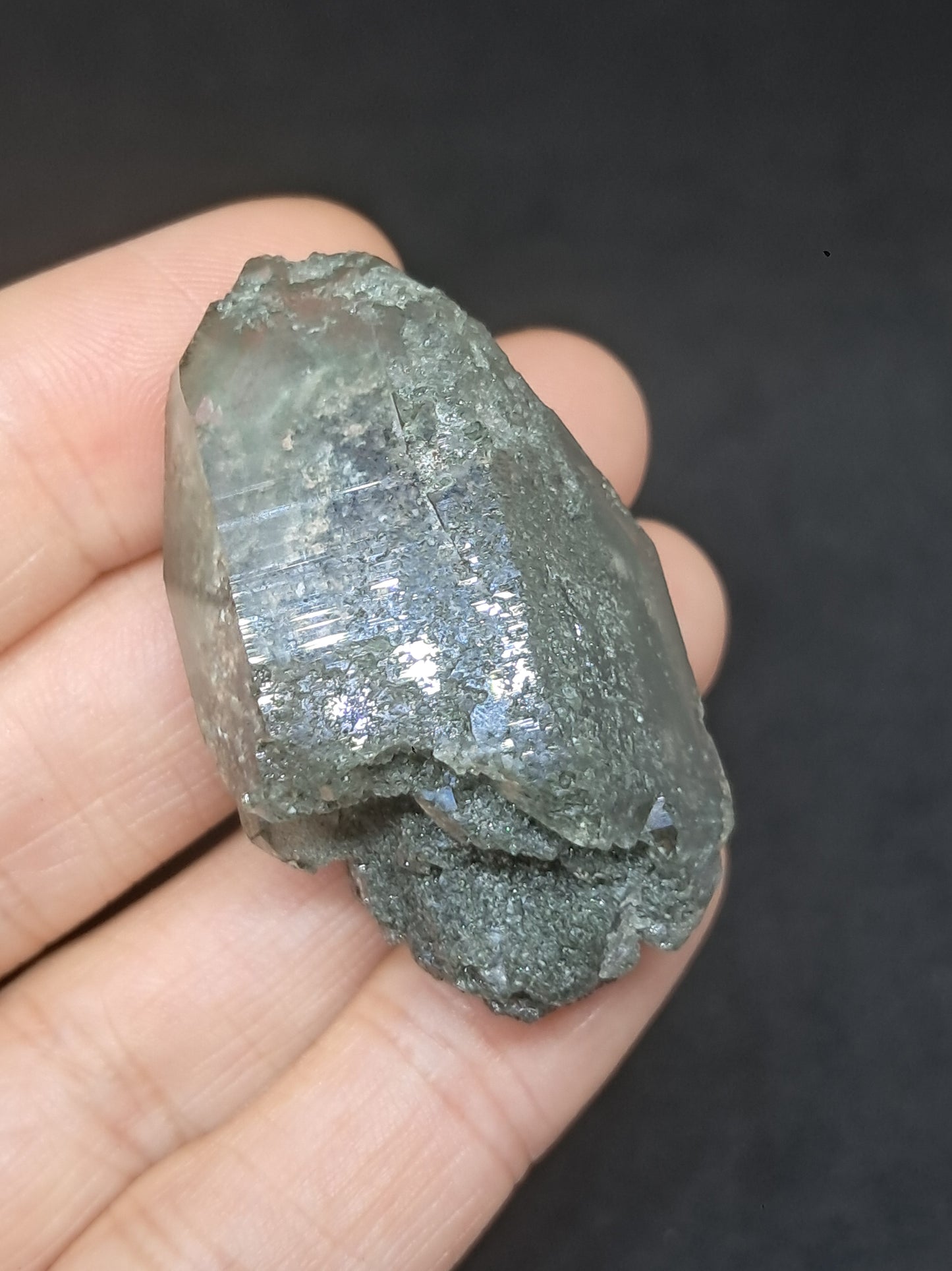 Punta de Cuarzo Clorita sobre Drusa de Cuarzo con Hematita (piedra natural no preciosa) #CQ6
