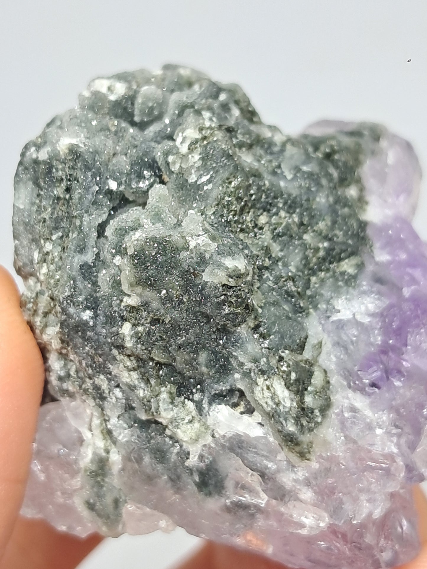 Amatista Elestial sobre matriz de hematita, goethita y calcedonia (Karur) | Cúmulo de cristales | Piedra natural | Ejemplar mineral n.° KA98
