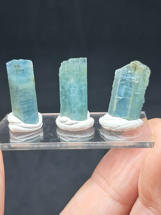 Conjunto de 3 Aguamarinas (Karur) Cristales Hexagonales en Bruto | Ejemplar Mineral n.° AQM26