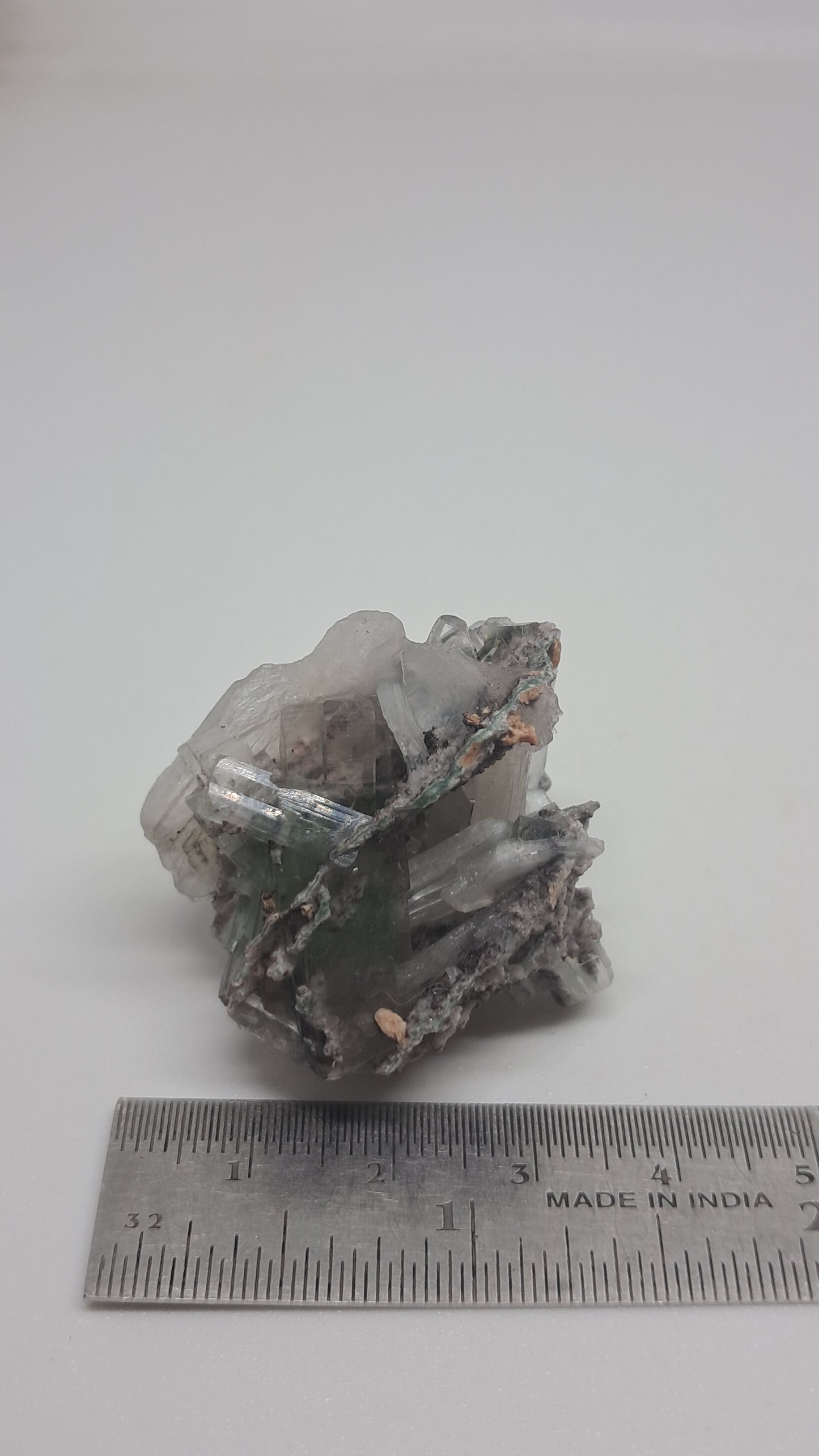 Apofilita Verde (Fluorapofilita) con Estilbita Blanca sobre Matriz (Ajanta) Cristal Natural | Muestra Mineral #GA23