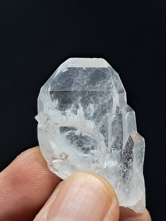 Cristal prismático de cuarzo transparente (Santander, Colombia) Punta natural | Ejemplar mineral n.° COQ25