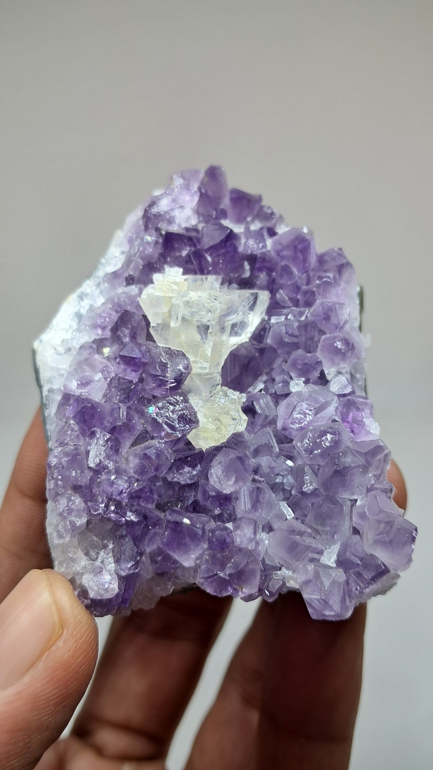 Amatista púrpura intenso con calcita reactiva a los rayos UV (Brasil) | Clúster natural | Muestra de mineral #AMB4