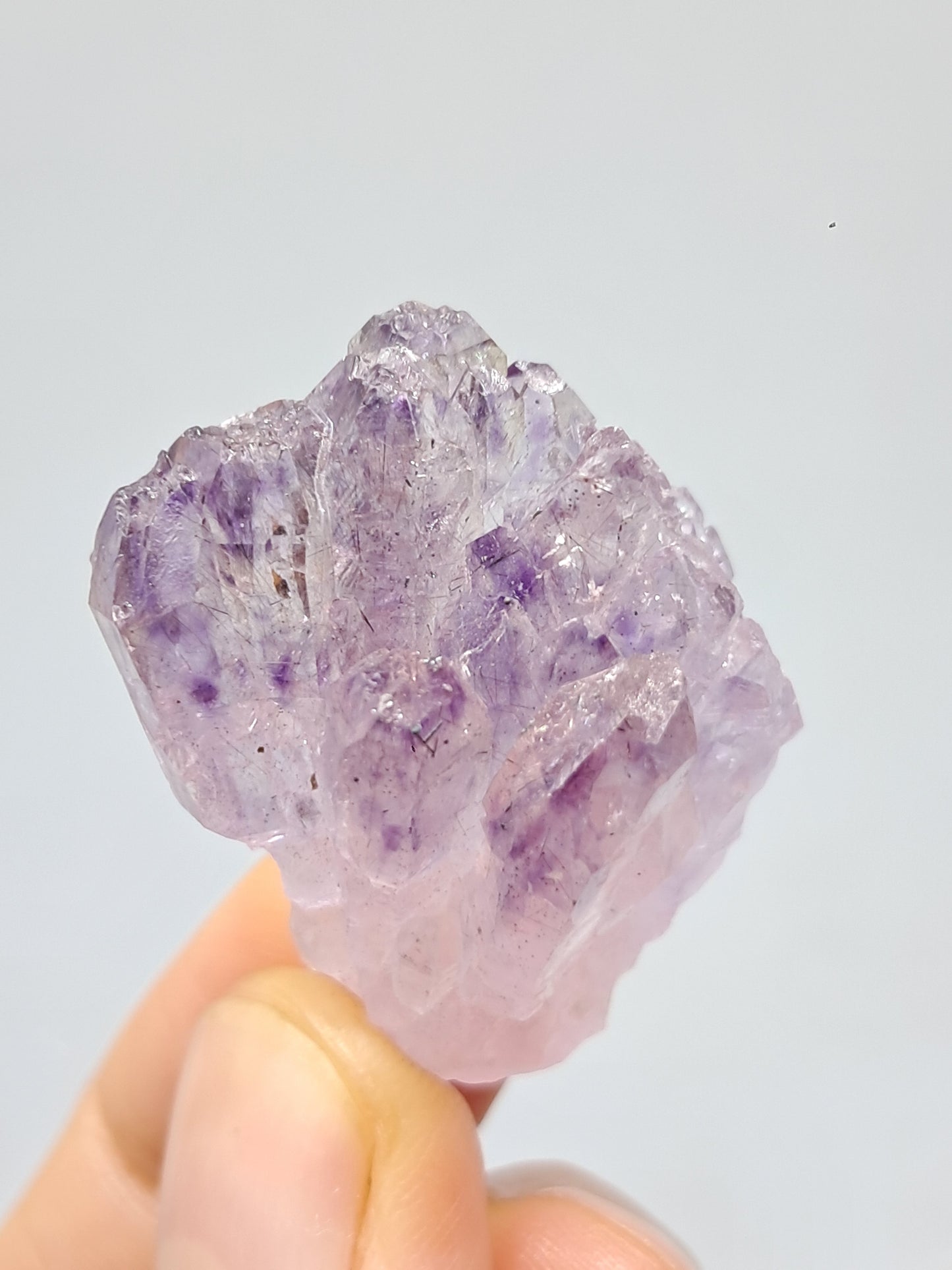 Cúmulo de cetro de amatista con rutilo y arcoíris (Karur) | Piedra natural | Ejemplar mineral n.° KA81