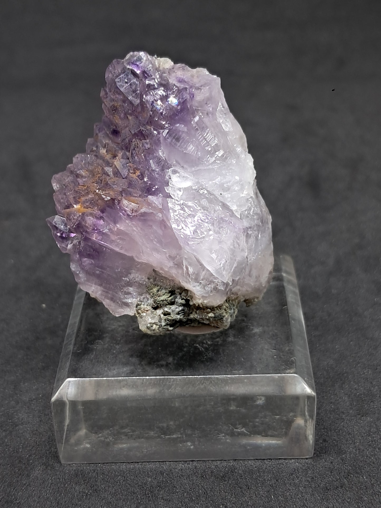 Amatista en racimo con cristal de hematita (karur) y cuarzo morado | Piedra natural | Ejemplar mineral n.° KA89