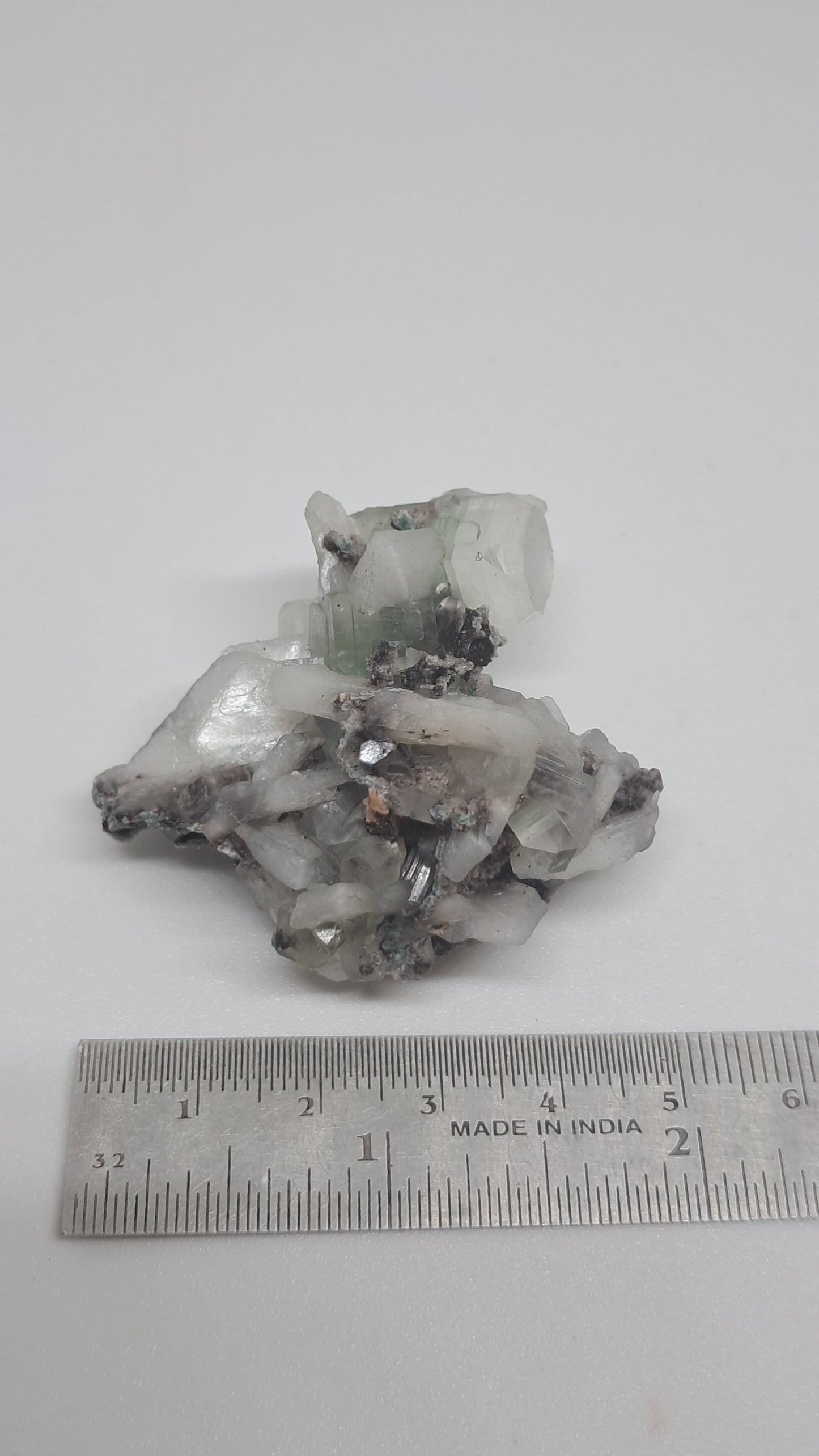 Apofilita Verde (Fluorapofilita) con Estilbita sobre Matriz (Ajanta) Cristal Natural | Muestra Mineral #GA18