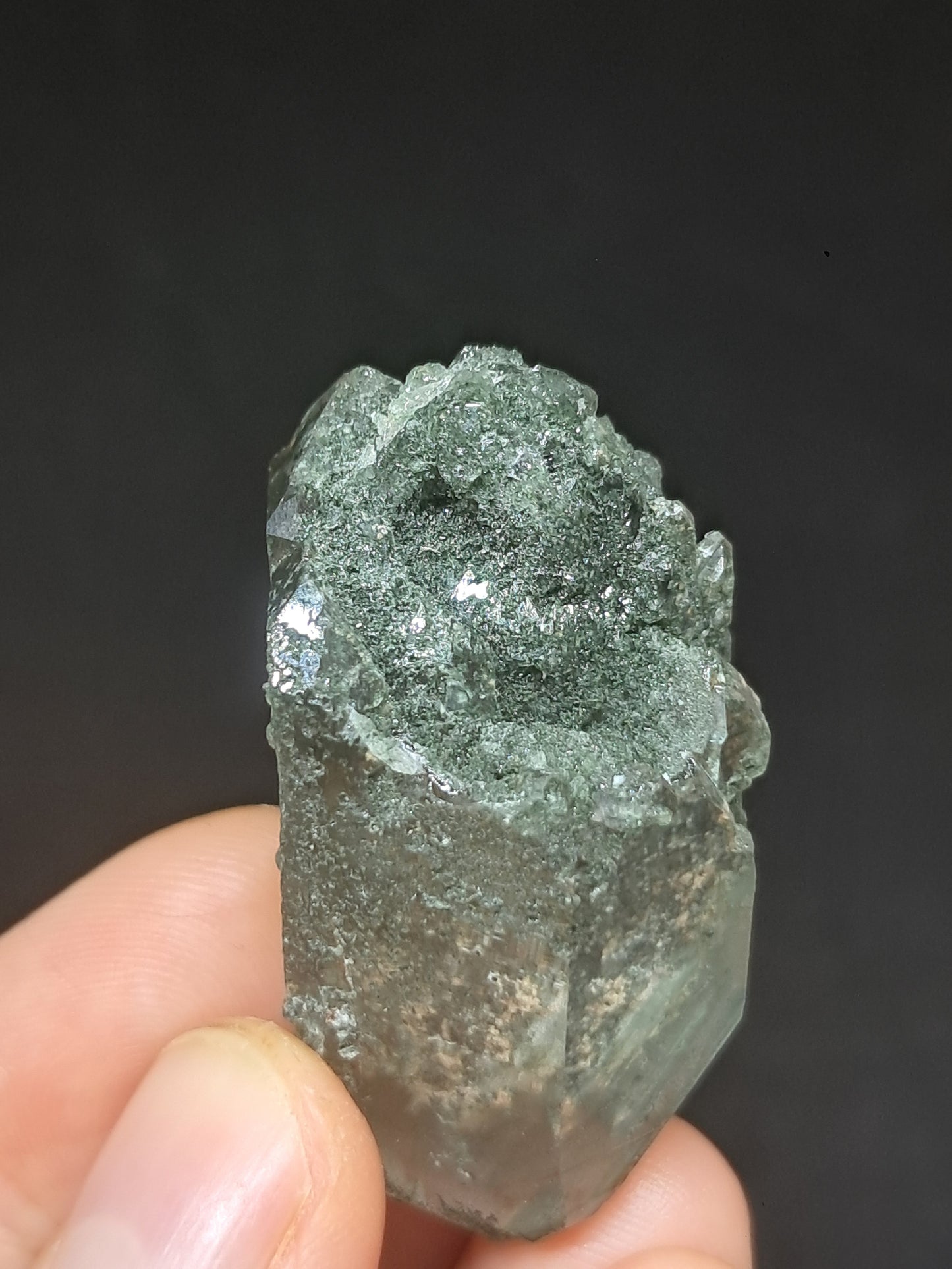 Punta de Cuarzo Clorita sobre Drusa de Cuarzo con Hematita (piedra natural no preciosa) #CQ6