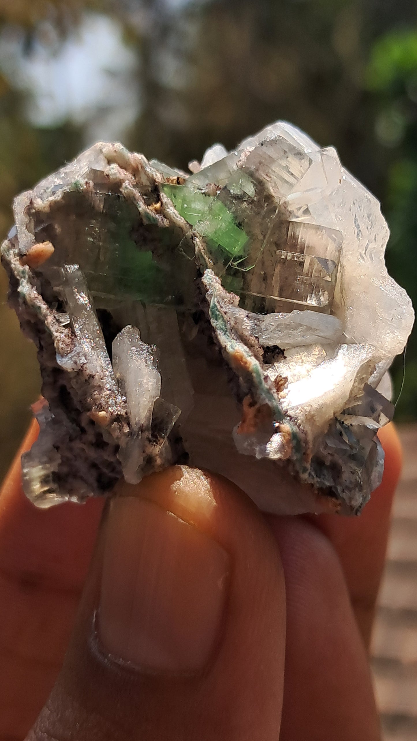 Apofilita Verde (Fluorapofilita) con Estilbita Blanca sobre Matriz (Ajanta) Cristal Natural | Muestra Mineral #GA23