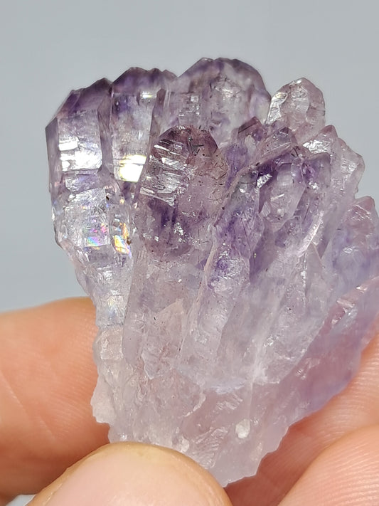 Cúmulo de cetro de amatista con rutilo y arcoíris (Karur) | Piedra natural | Ejemplar mineral n.° KA81