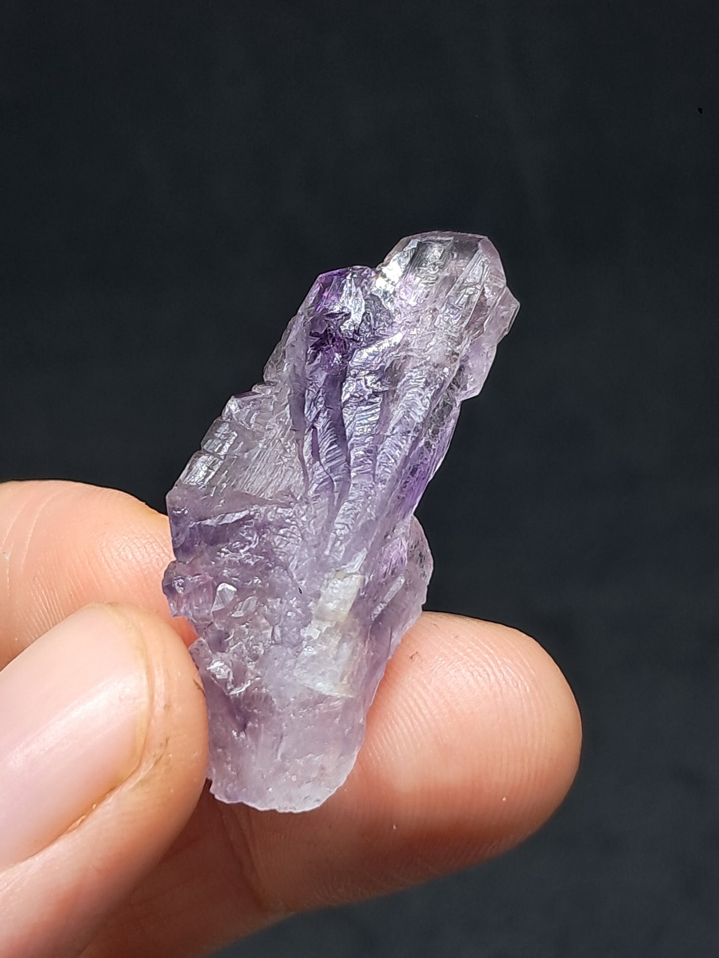 Amatista Elestial con inclusiones "Super Seven" (Karur) | Cristal en bruto | Piedra natural | Ejemplar mineral n.° KA138