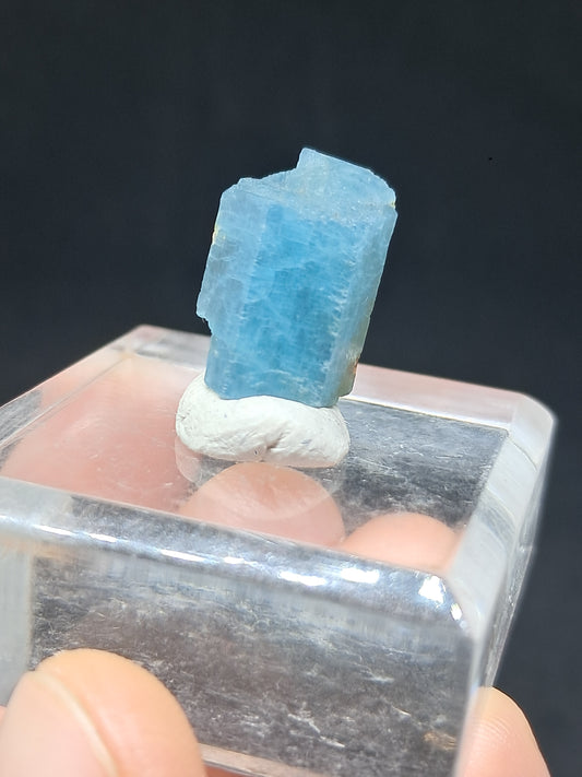 Aguamarina de alta calidad (Karur) en bruto, cristal hexagonal | Ejemplar mineral n.° AQM15