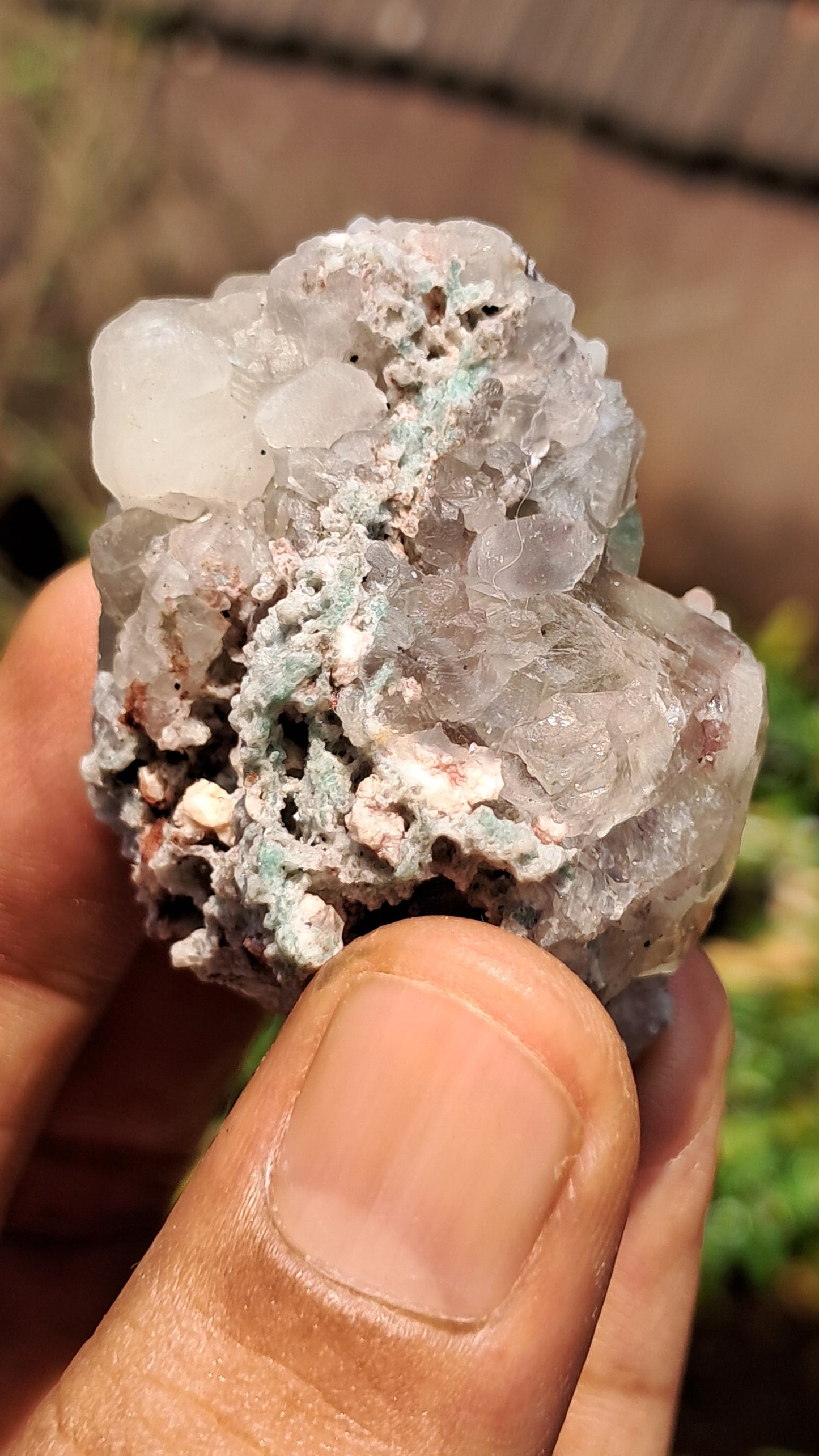 Apofilita Verde (Fluorapofilita) en Matriz (Ajanta) Cristal Natural | Muestra Mineral #GA24