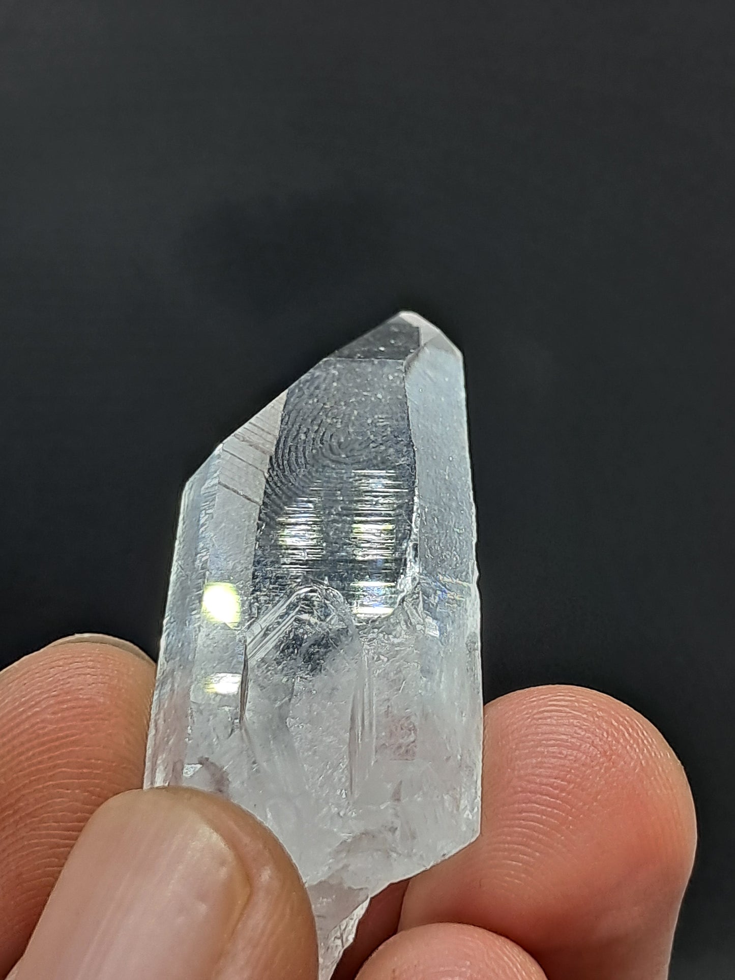 Cristal prismático de cuarzo transparente (Santander, Colombia) Punta natural | Ejemplar mineral n.° COQ24