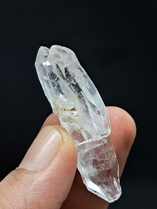 Dos cristales biterminados de cuarzo transparente (Santander, Colombia) en punta natural | Ejemplar mineral n.° COQ26