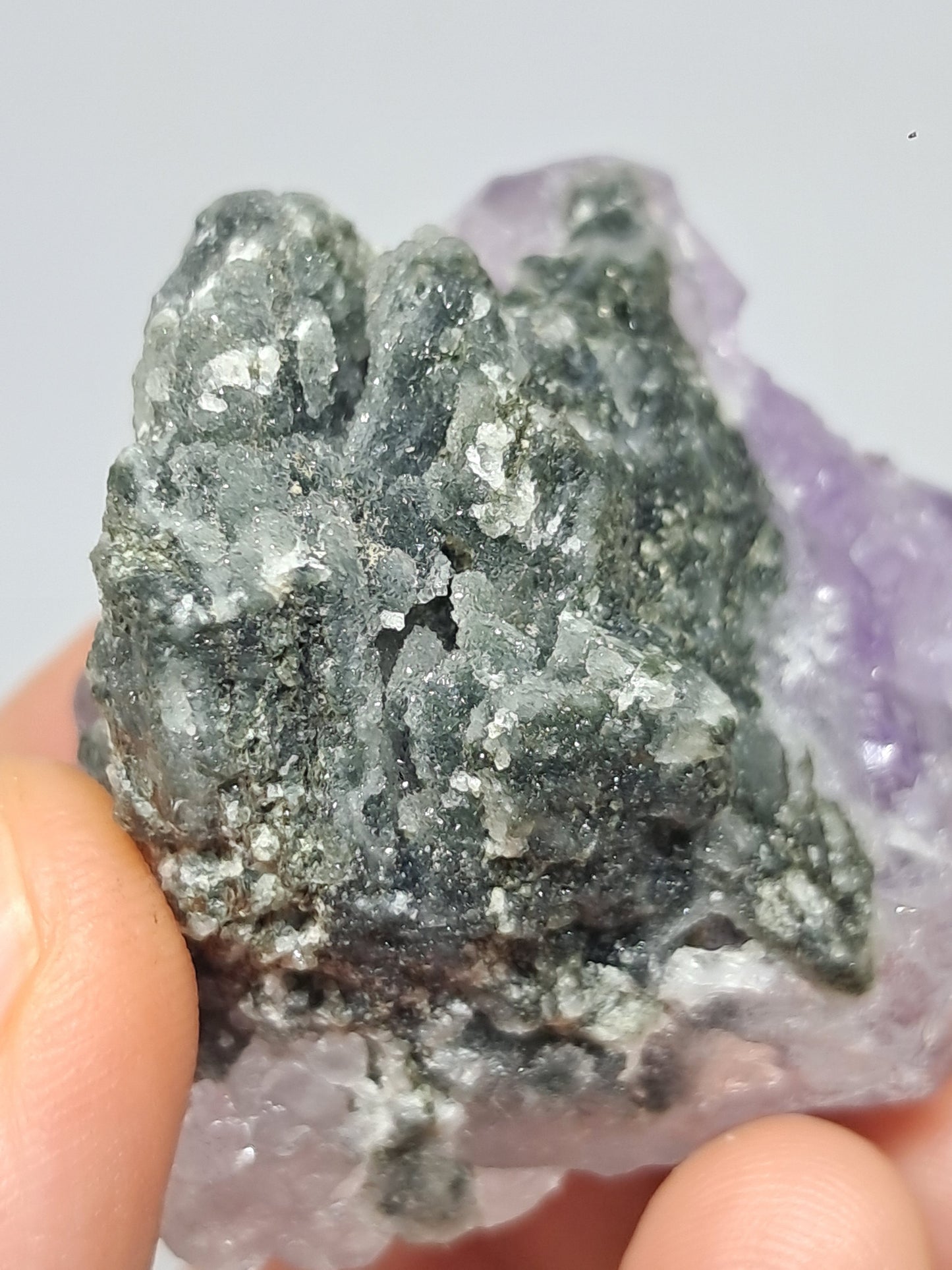 Amatista Elestial sobre matriz de hematita, goethita y calcedonia (Karur) | Cúmulo de cristales | Piedra natural | Ejemplar mineral n.° KA98