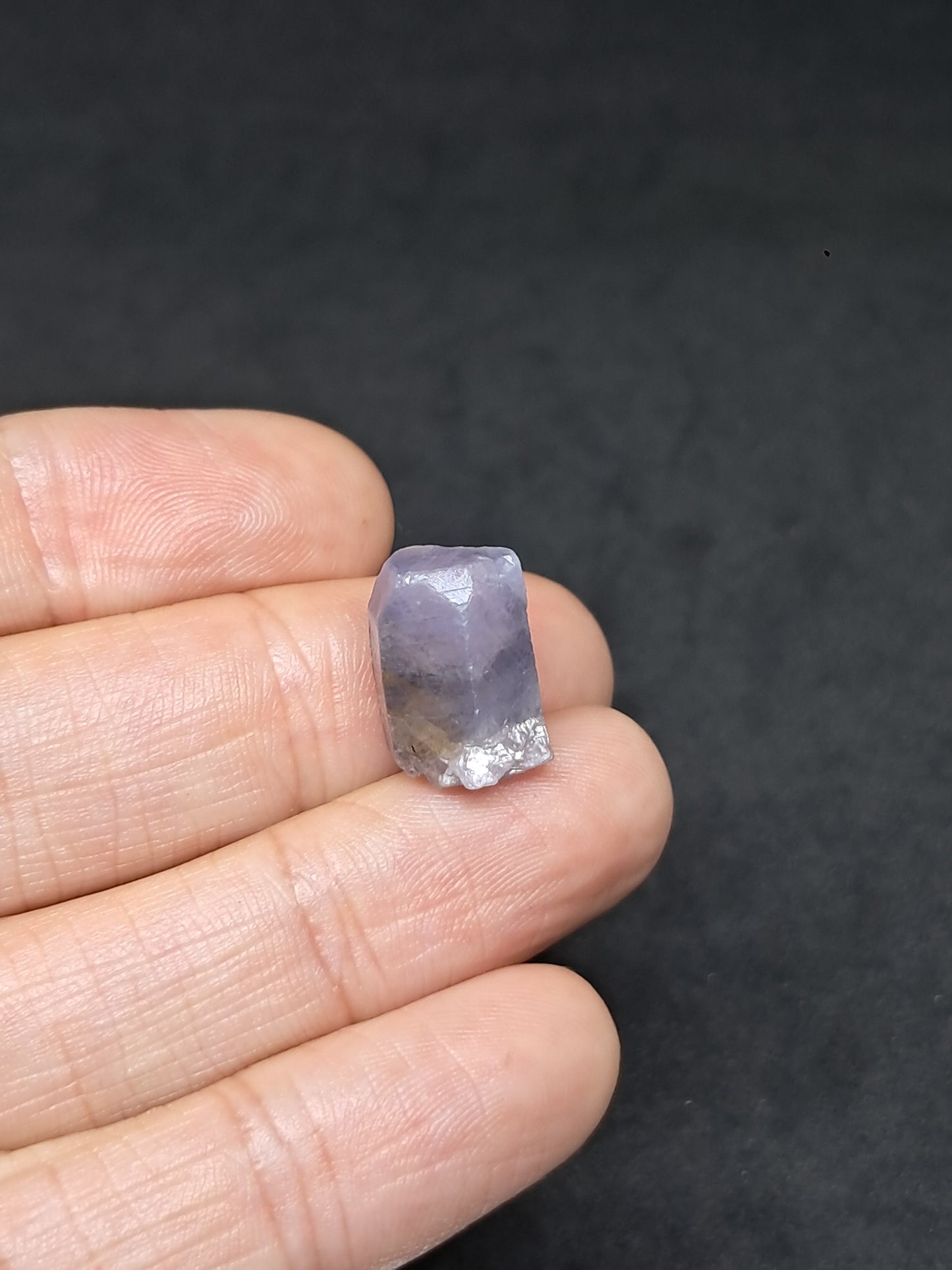 Zafiro natural con grabador (Madagascar), piedra en bruto | Ejemplar mineral n.° SP46
