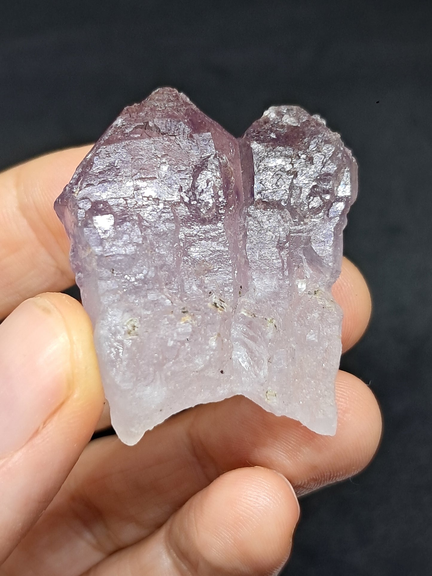 Punta de cristal de amatista grabada con cetro maclado (Karur) | Piedra natural | Ejemplar mineral n.° KA91